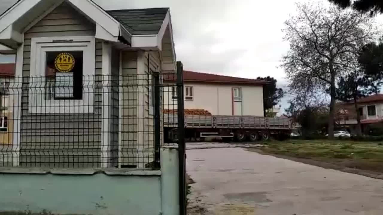PATATES KAMYONLARI OKUL BAHÇESİNDE