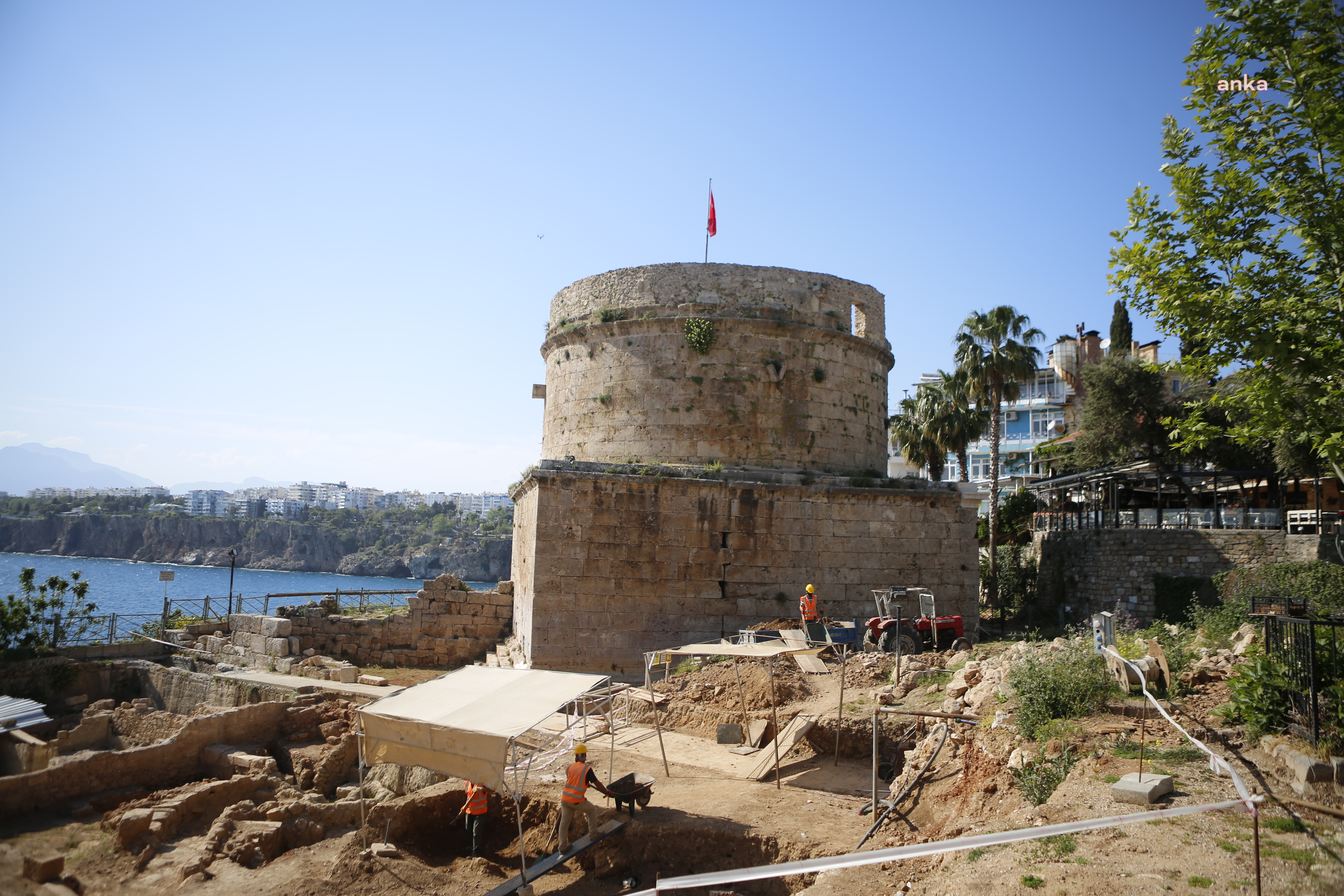 ANTALYA BÜYÜKŞEHİR, HIDIRLIK KULESİ KAZILARINI SÜRDÜRÜYOR