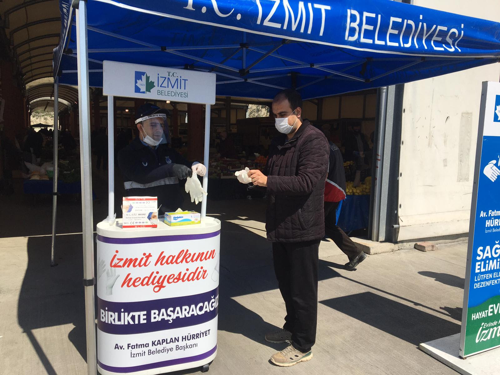 İZMİT BELEDİYESİ'NDEN MASKE VE DEZENFEKTAN DAĞITIMI