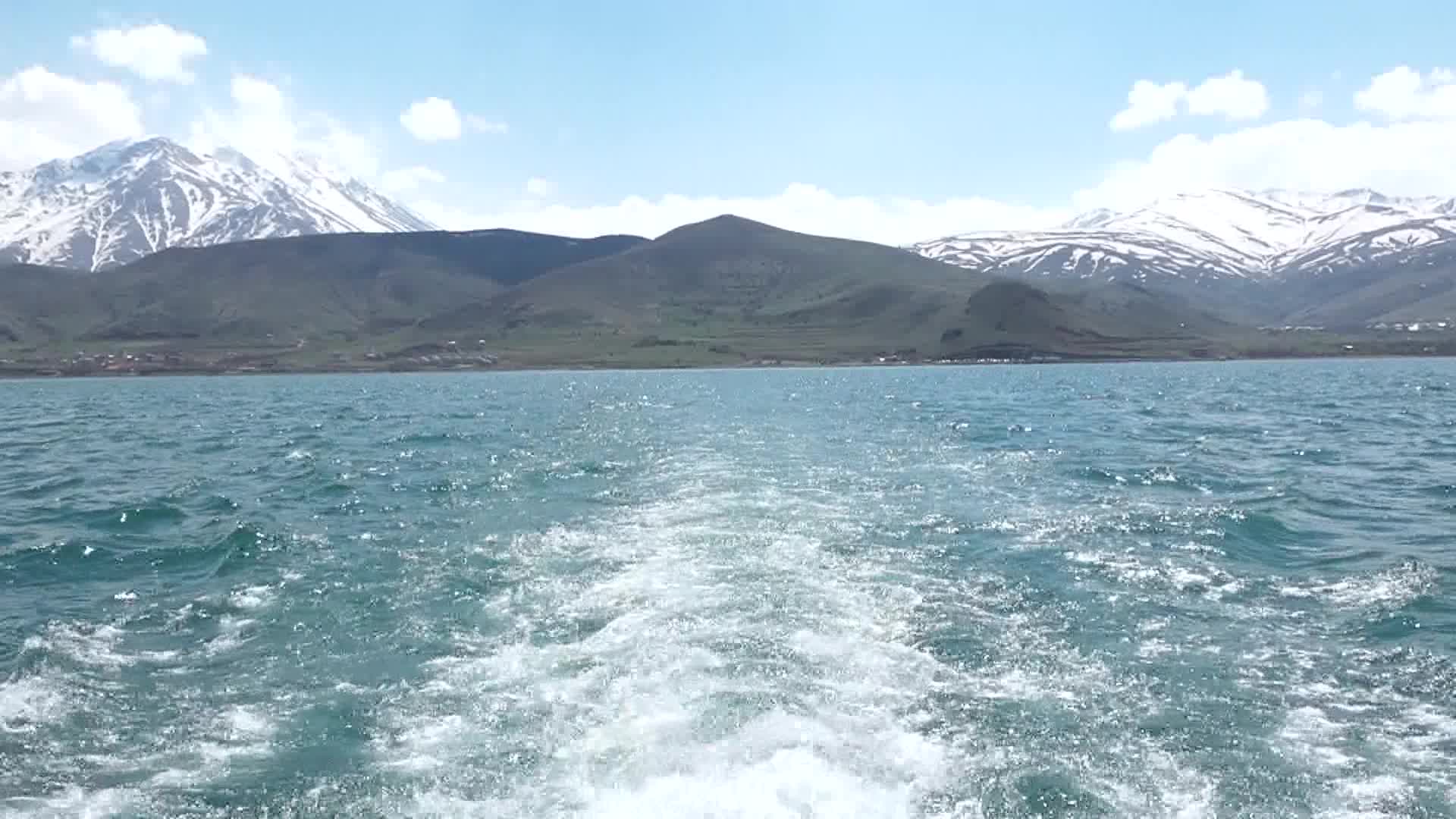 AKDAMAR’A BAHAR GELDİ, BADEM AĞAÇLARI ÇİÇEK AÇTI