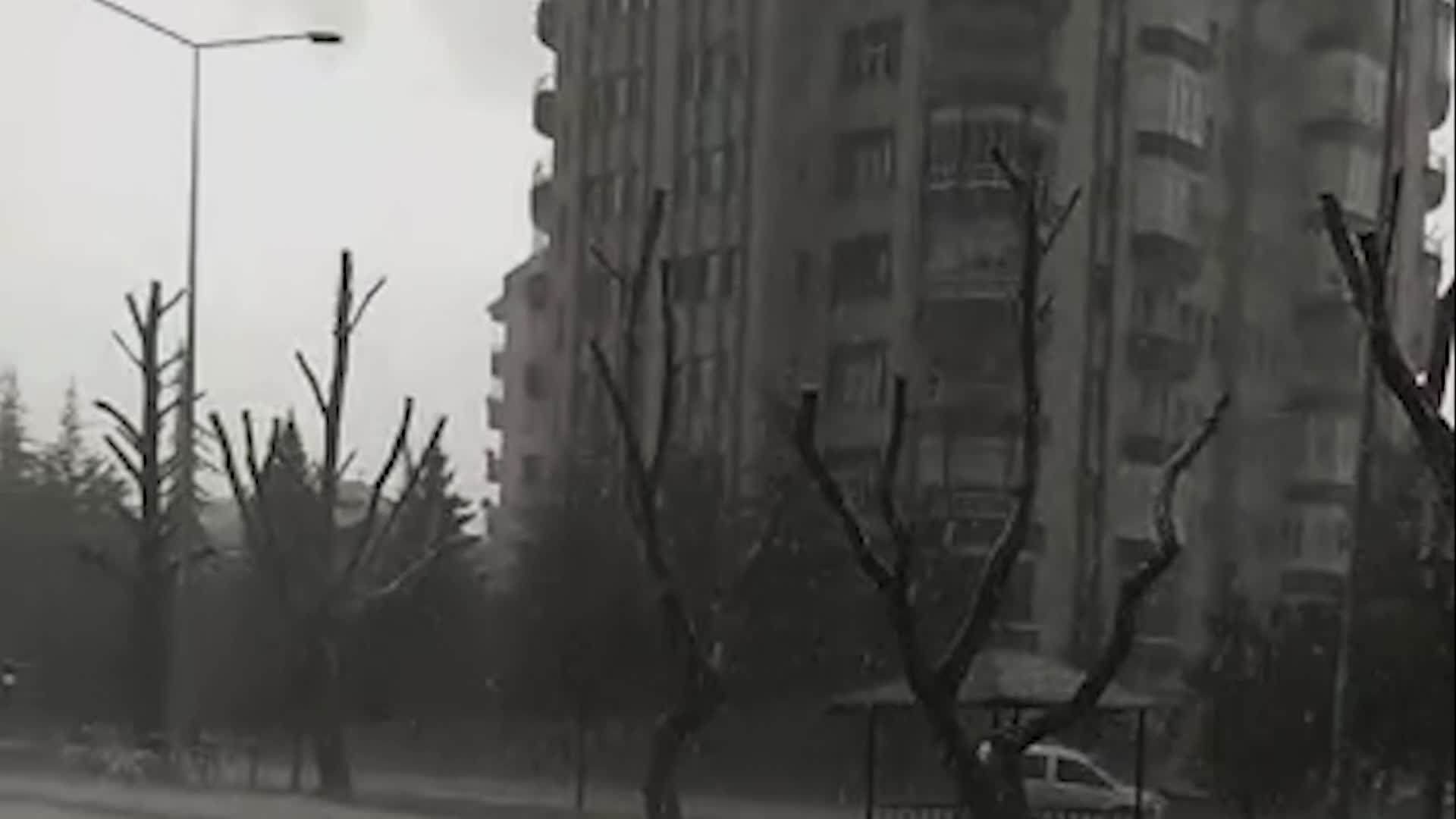 KAYSERİ'DE DOLU YAĞDI; ÇİÇEK AÇAN MEYVE AĞAÇLARI ZARAR GÖRDÜ