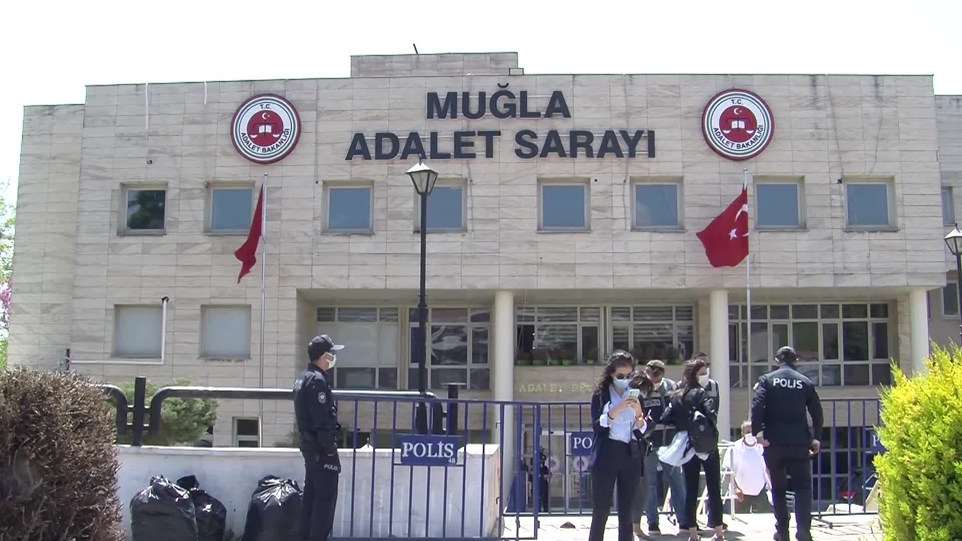 VAHŞİCE KATLEDİLEN PINAR GÜLTEKİN DURUŞMASINDA, MAHKEME SALONU KARIŞTI