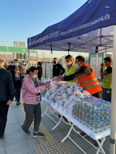 İZMİR BÜYÜKŞEHİR'DEN METRO YOLCULARINA İFTAR PAKETİ