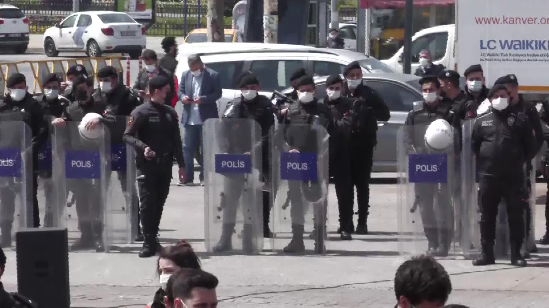 POLİS EMEKLİLERİN KADIKÖY RIHTIMINDA AÇIKLAMA YAPMASINA İZİN VERMEDİ