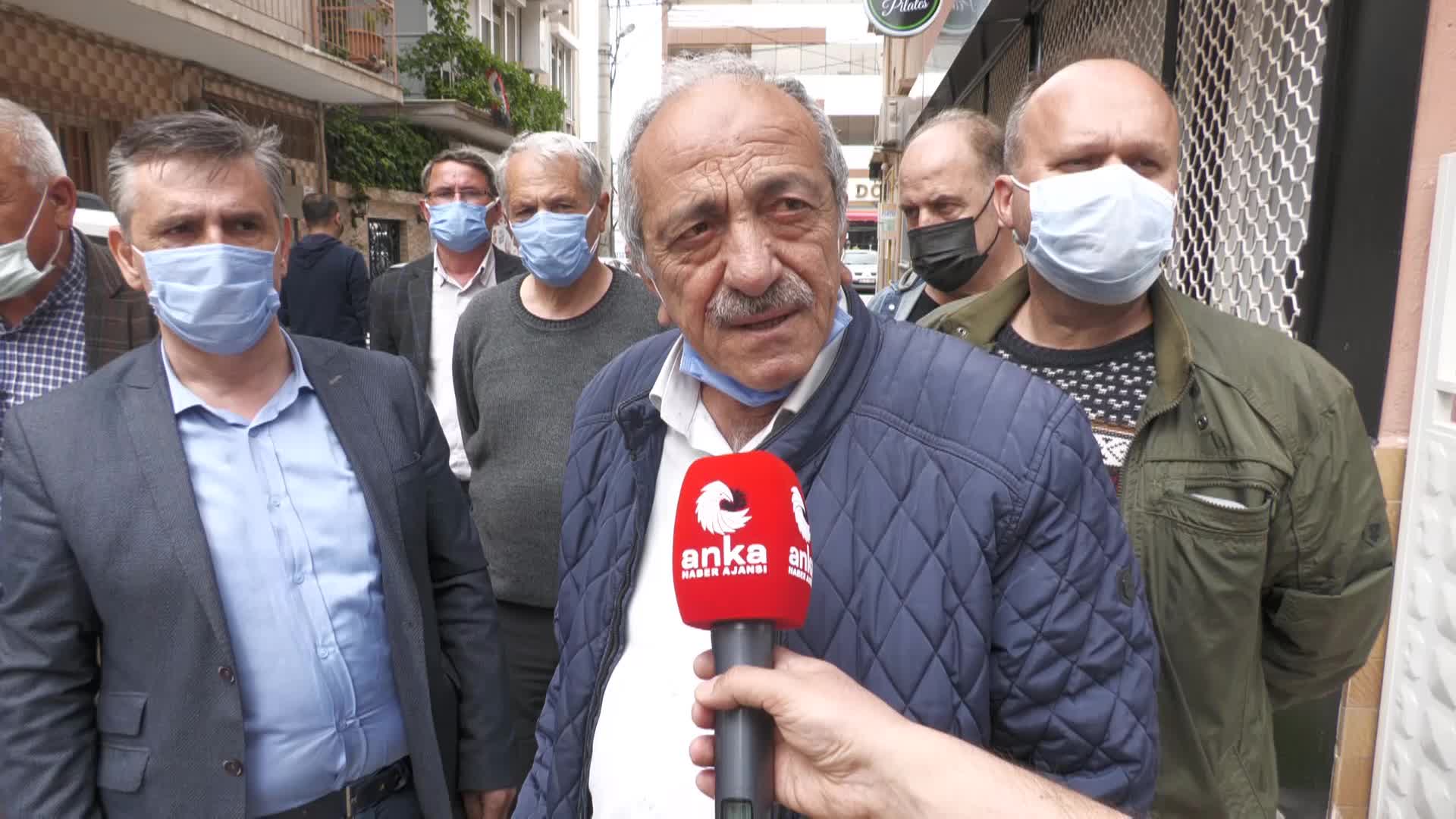 İZMİR'DE FABRİKALARIN KİMYASAL ATIKLARINA VATANDAŞ TEPKİLİ... MAZGALLARI PASPASLA KAPATTILAR: "GAZ GİBİ KOKUYOR, ZEHİRLENİYORUZ"