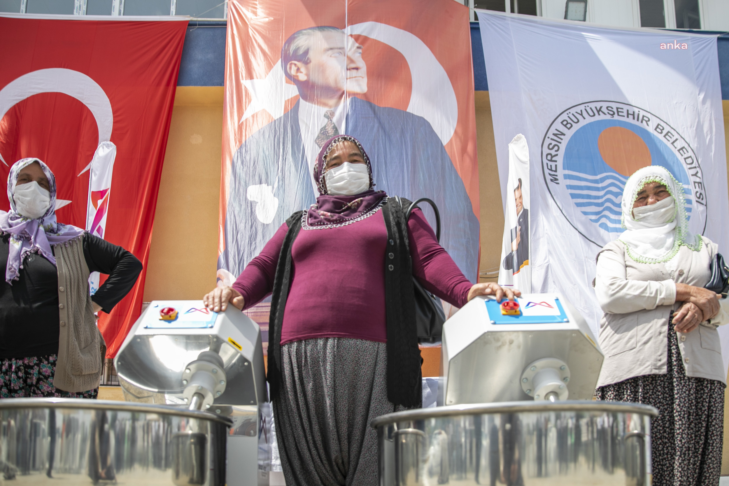 MERSİN BÜYÜKŞEHİR’DEN TARSUS’TAKİ 25 MAHALLEYE 25 HAMUR YOĞURMA MAKİNESİ