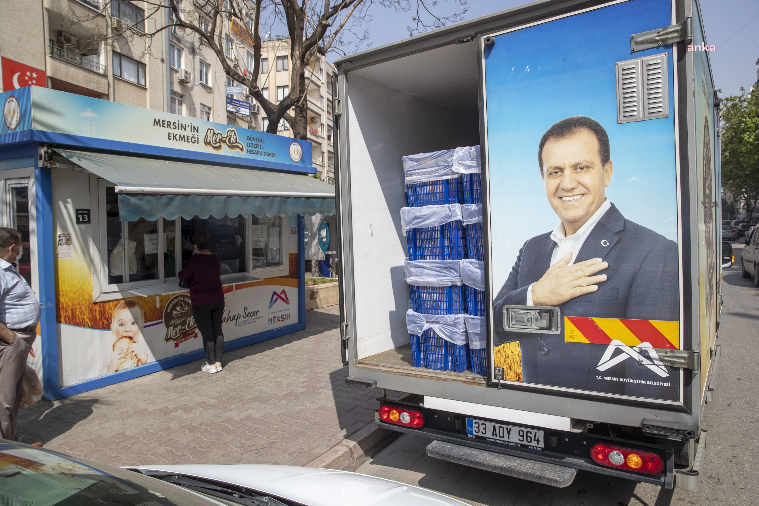 MERSİN'DE HAYIRSEVER ÜCRETİNİ ÖDEDİ, VATANDAŞ EKMEĞİ ÜCRETSİZ ALDI