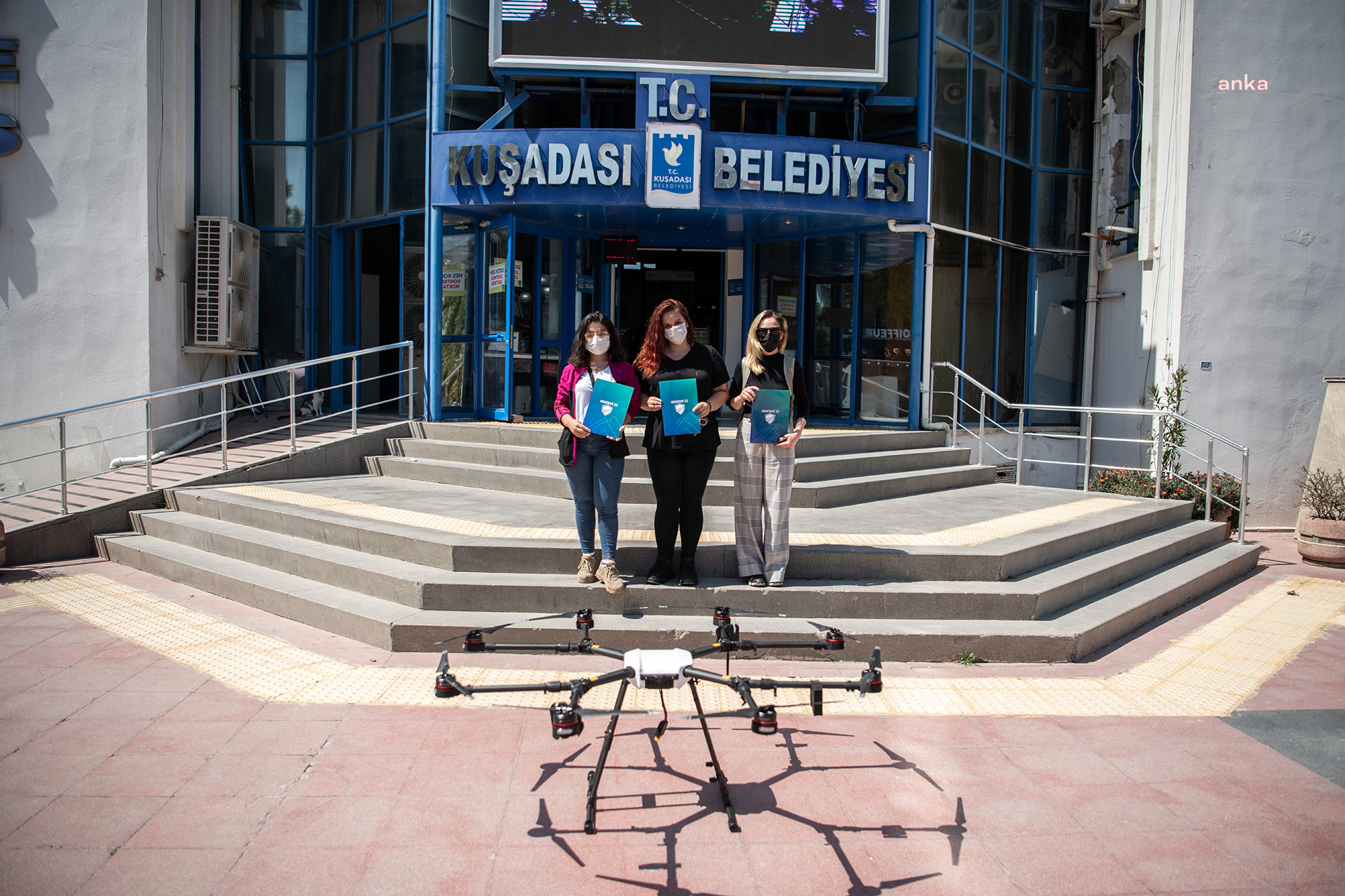 KUŞADASI BELEDİYESİ’NİN KADIN DRONE PİLOTLARI BELGELERİNİ ALDI