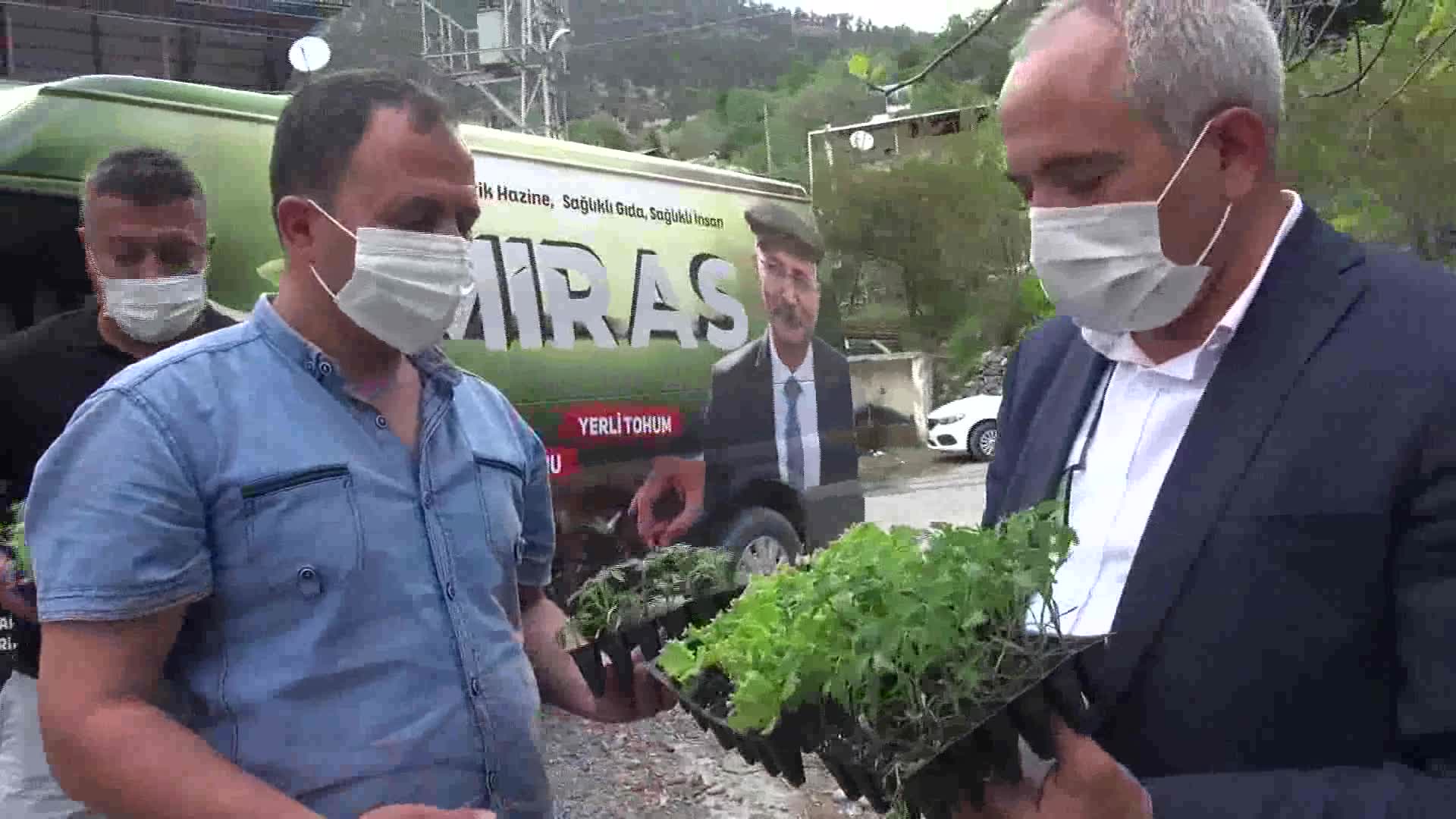 TARSUS BELEDİYESİ, ATA TOHUMU İLE YETİŞTİRİLEN 300 BİN ADET FİDEYİ, ÜRETİCİLERE ÜCRETSİZ DAĞITTI