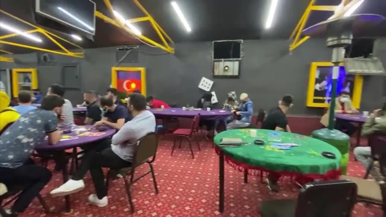 İZMİR'DE DEPOYA KUMAR BASKINI... 60 KİŞİYE 288 BİN 300 TL CEZA KESİLDİ