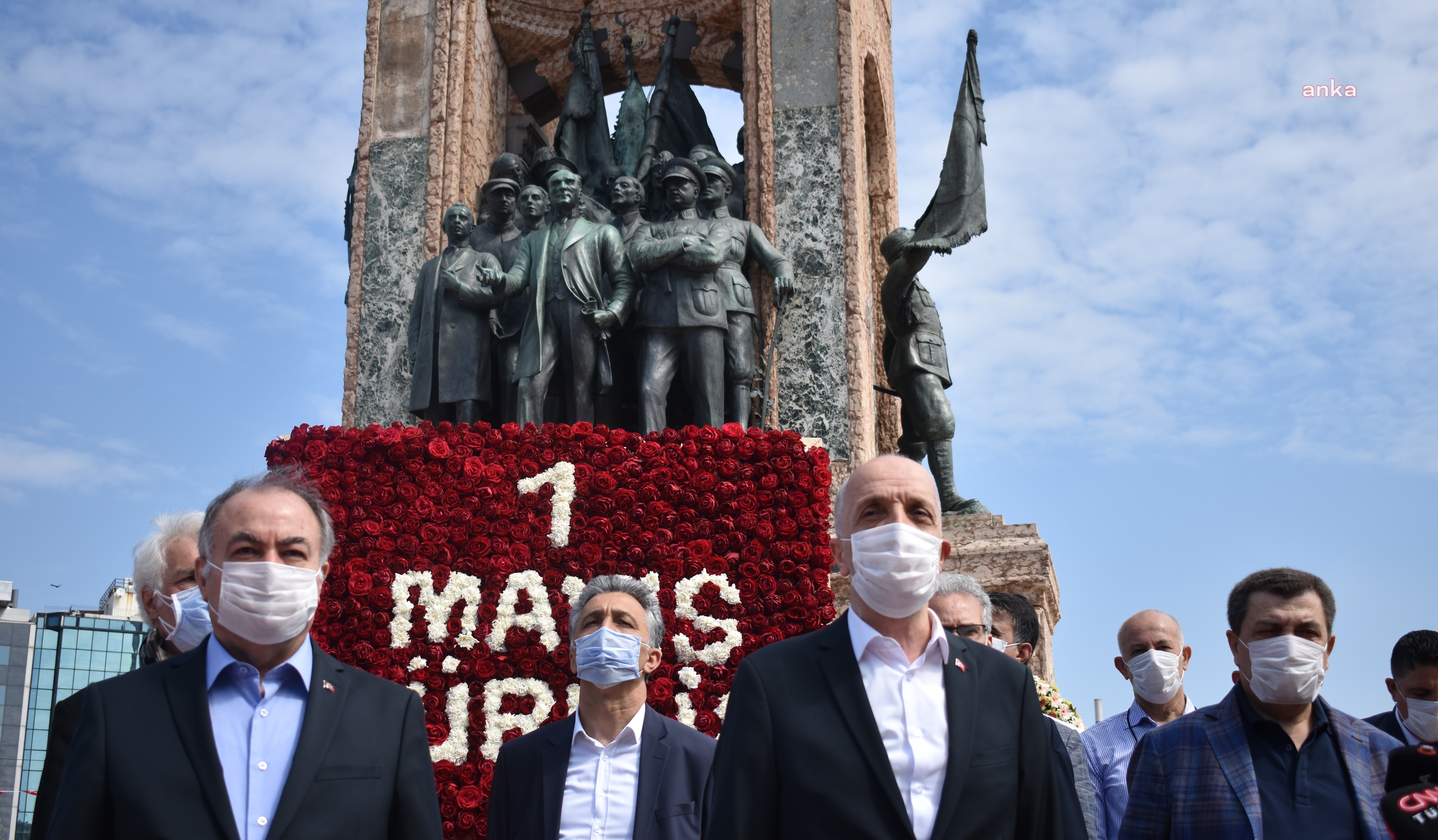 TÜRK-İŞ VE HAK-İŞ TEMSİLCİLERİ TAKSİM ATATÜRK ANITI'NA ÇELENK BIRAKTI