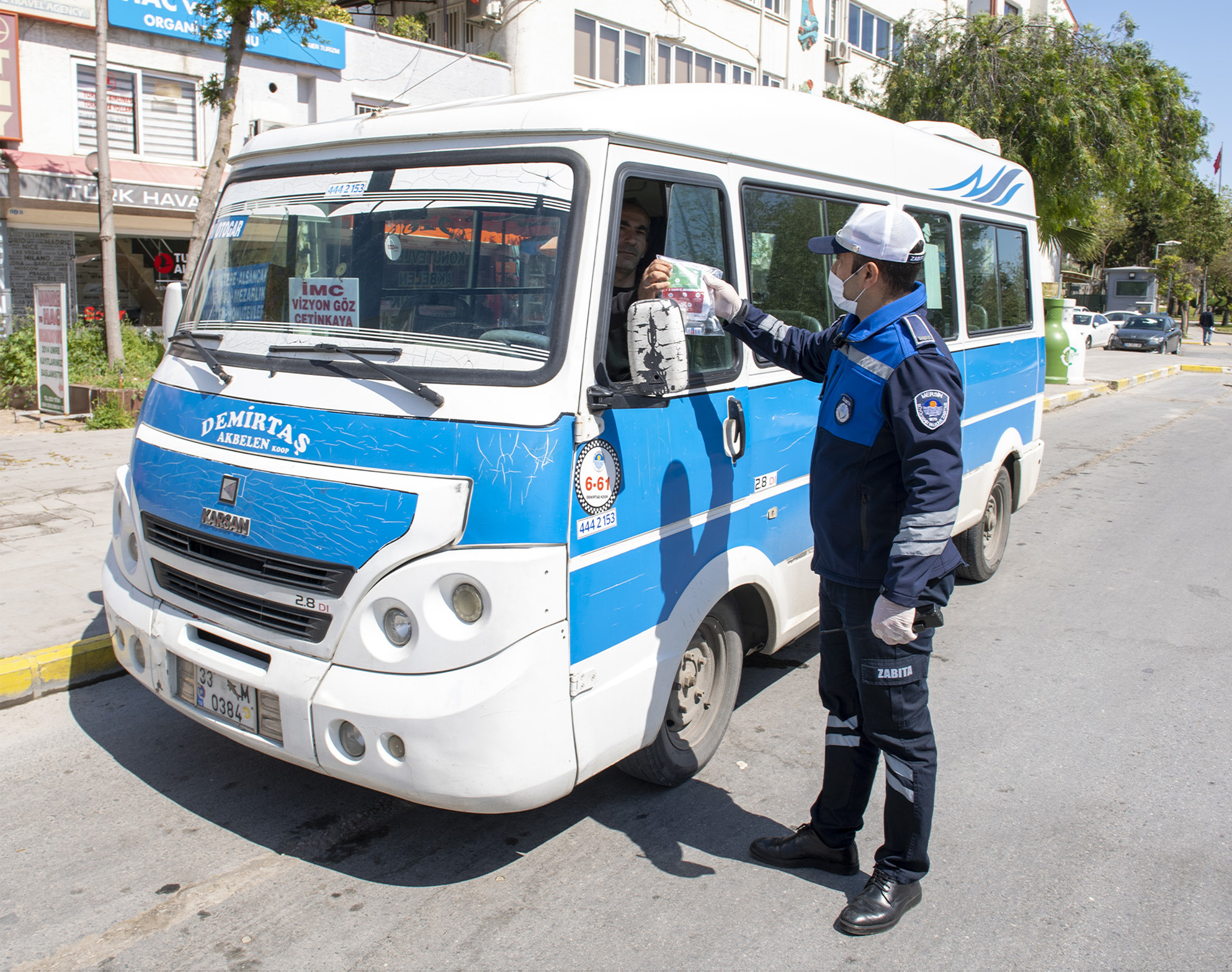 MERSİN BÜYÜKŞEHİR TRAFİK ZABITA EKİPLERİNDEN, YOLCULARA SAĞLIK PAKETİ