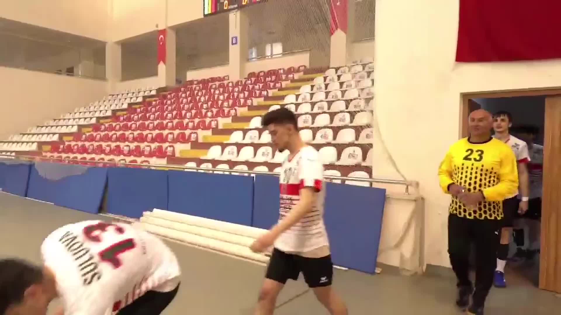 HENTBOL KARŞILAŞMASINDA SÜRPRİZ EVLİLİK TEKLİFİ