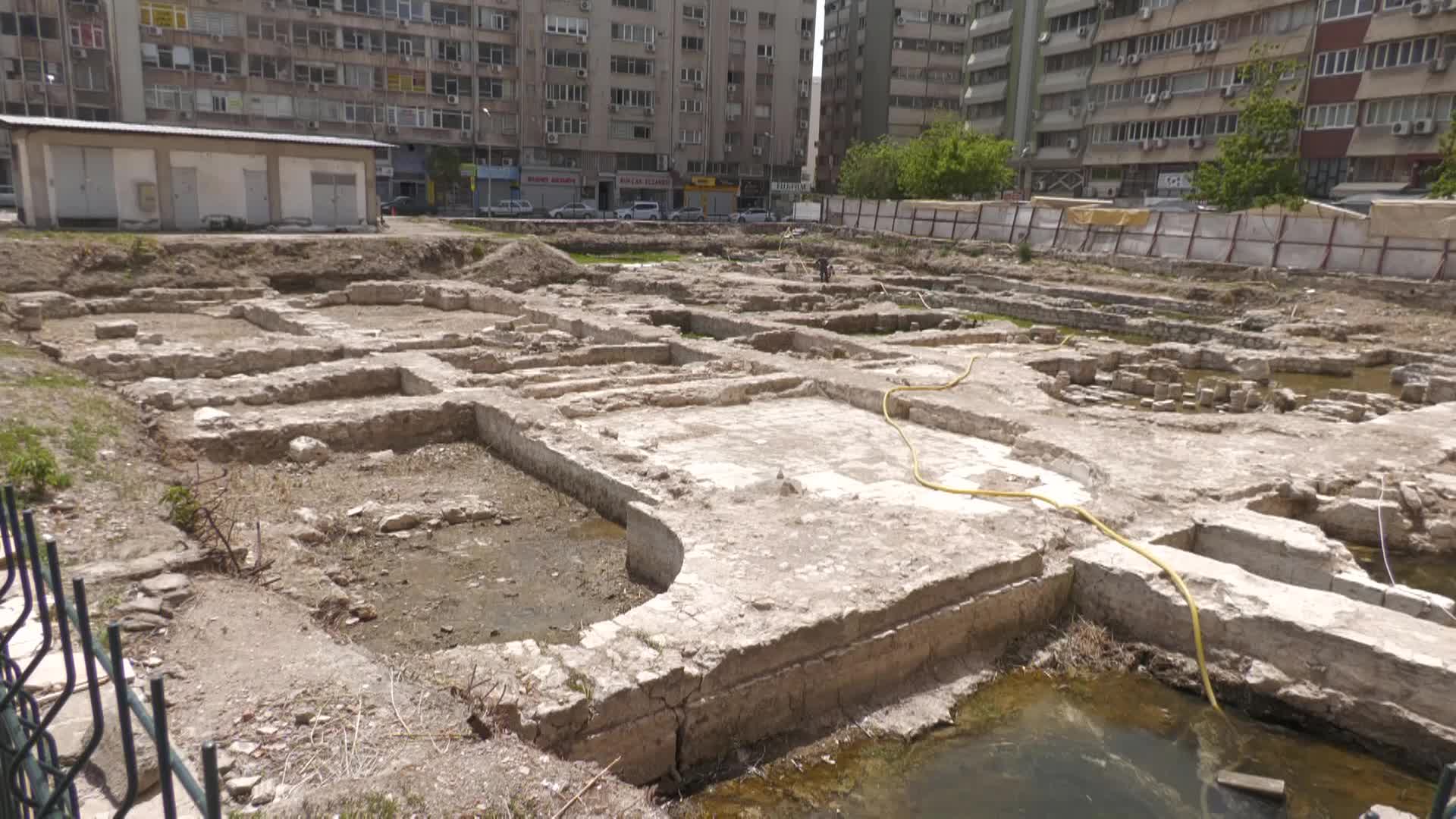 İZMİR'DE TARİHİ HAMAM VE İMPARATORLUK SALONU KİRALANIYOR!