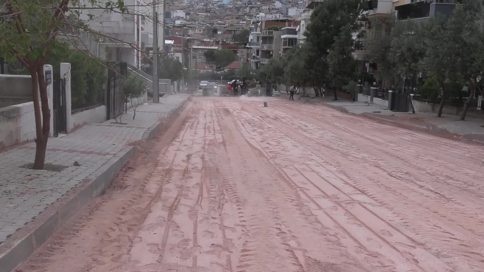 BAYRAKLI'DA YOL YENİLEME ÇALIŞMALARI, TAM KAPANMA SÜRECİNDE DE SÜRÜYOR