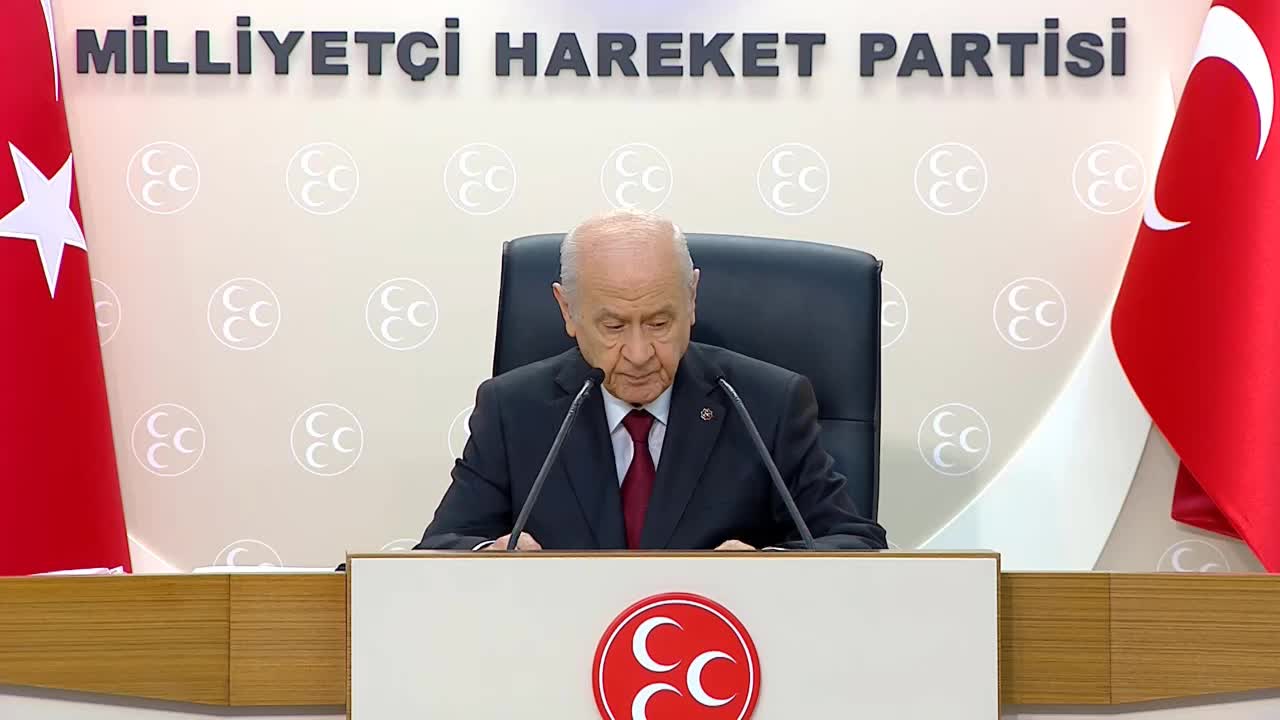 BAHÇELİ PARTİSİNİN 100 MADDELİK YENİ ANAYASA TASLAĞINI AÇIKLADI