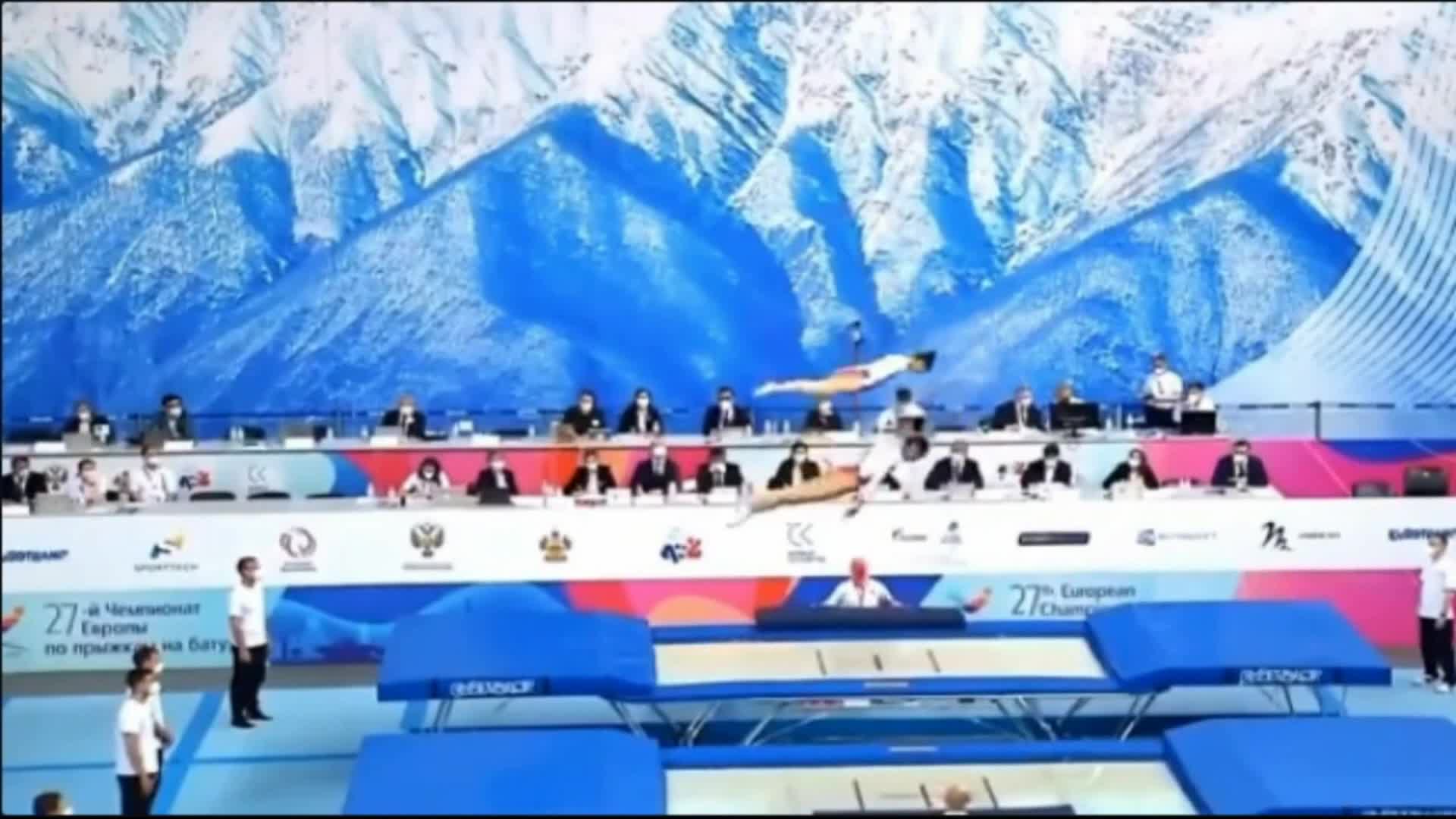 GÜMÜŞ MADALYALI CİMNASTİKÇİ SILA KARAKUŞ'A ÇİÇEKLİ KARŞILAMA