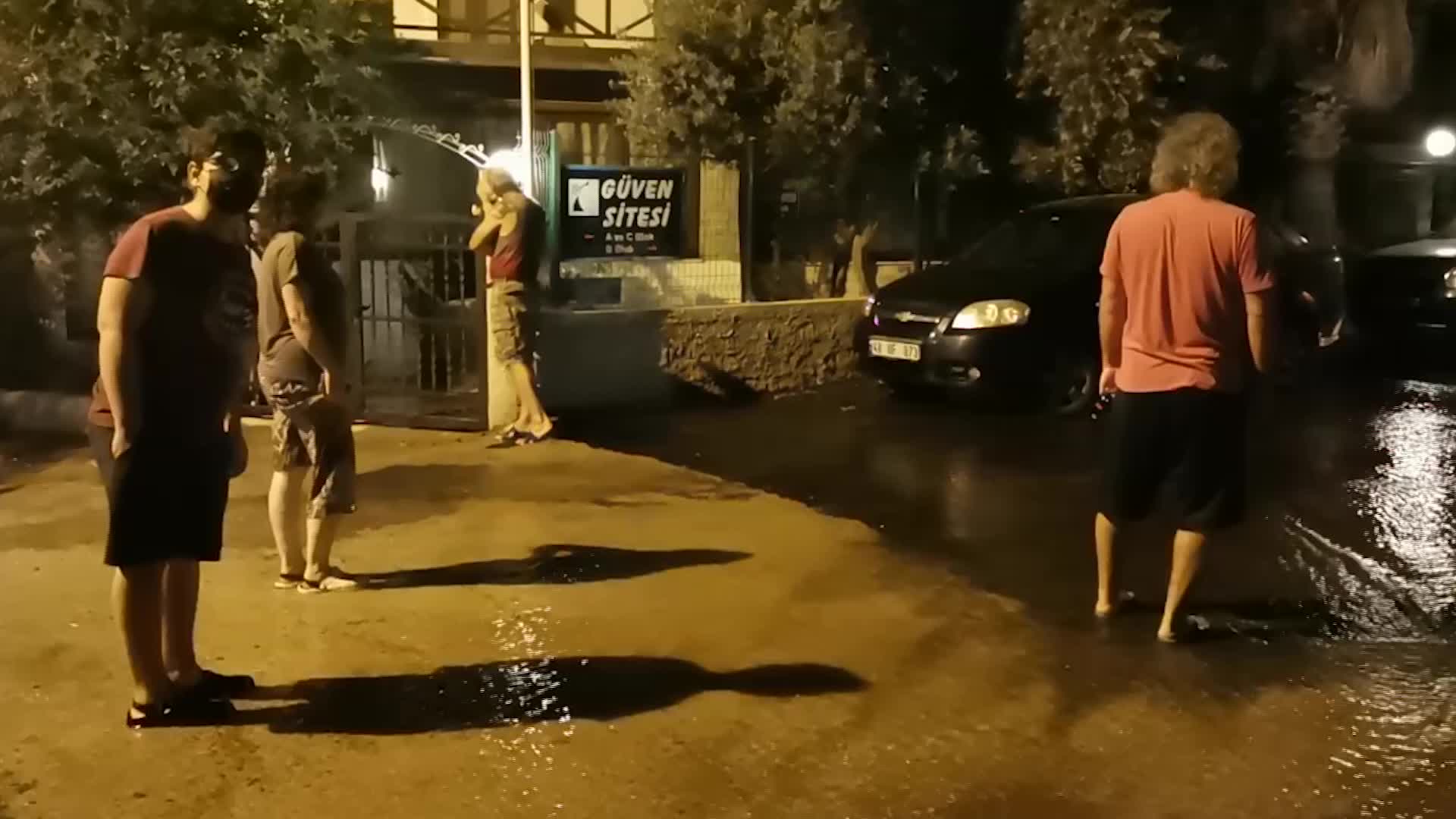 BODRUM’DA DSİ'NİN SU İSALE ANA HATTI YİNE PATLADI, EVLER SU ALTINDA KALDI