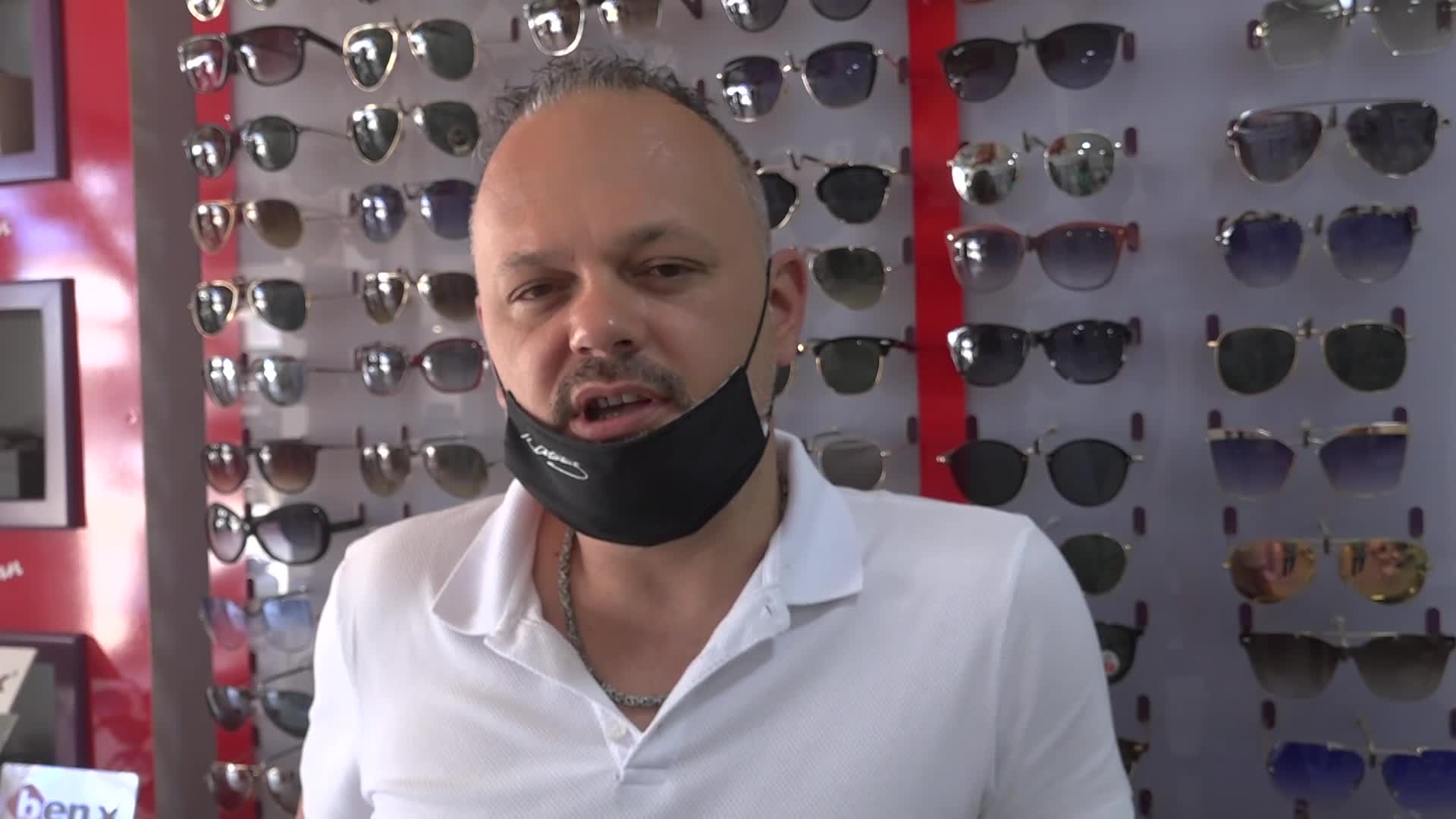 İZMİR'DE 'NÖBETÇİ GÖZLÜKÇÜ' UYGULAMASINA PROTESTO: "DÜKKANLARINI AÇMAYACAKLAR"