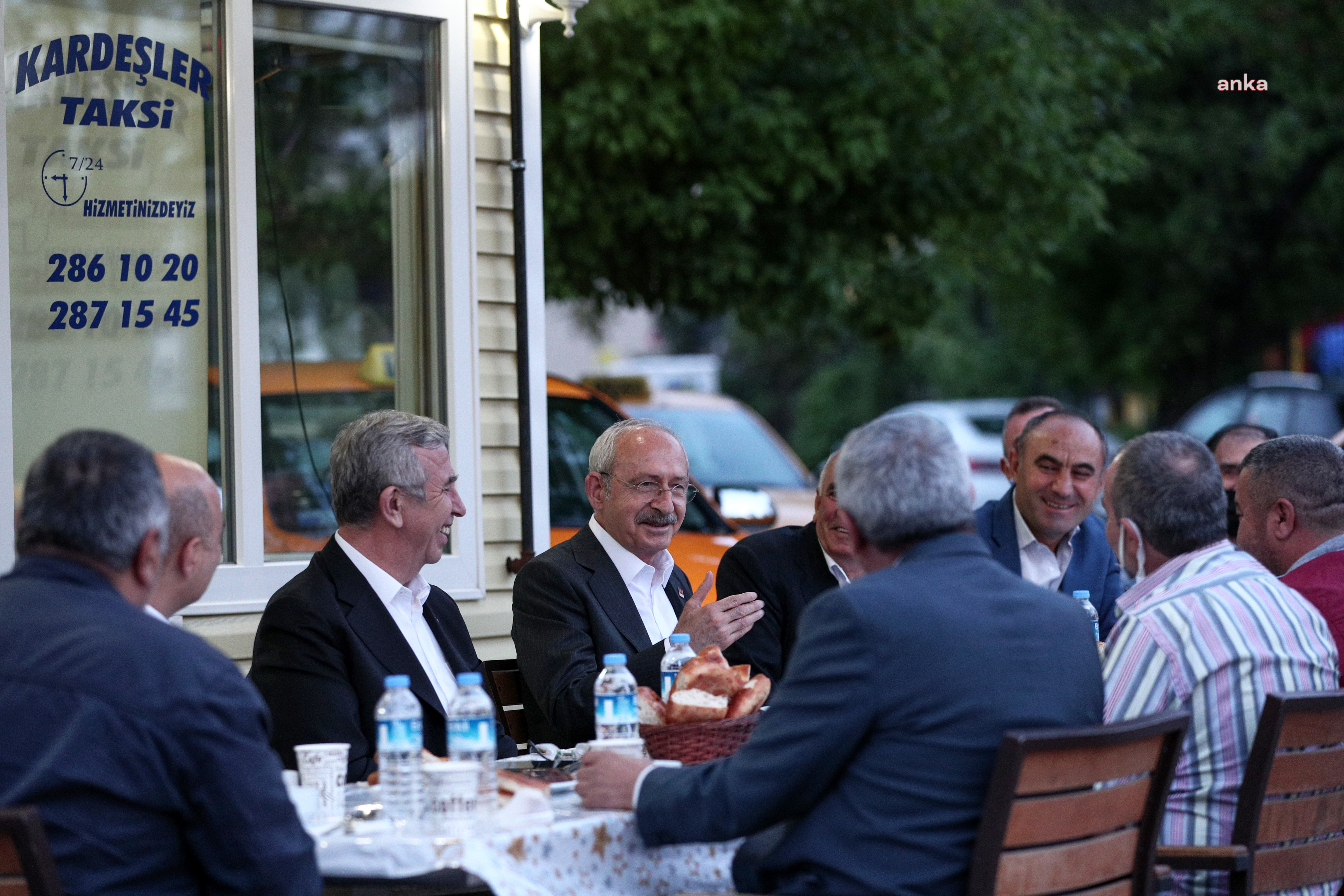 CHP LİDERİ KILIÇDAROĞLU VE MANSUR YAVAŞ, TAKSİCİLERLE BİRLİKTE İFTAR YAPTI