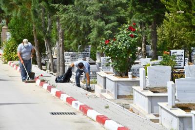 İZMİR'DE MEZARLIKLAR, BAYRAM SONRASINA HAZIRLANIYOR