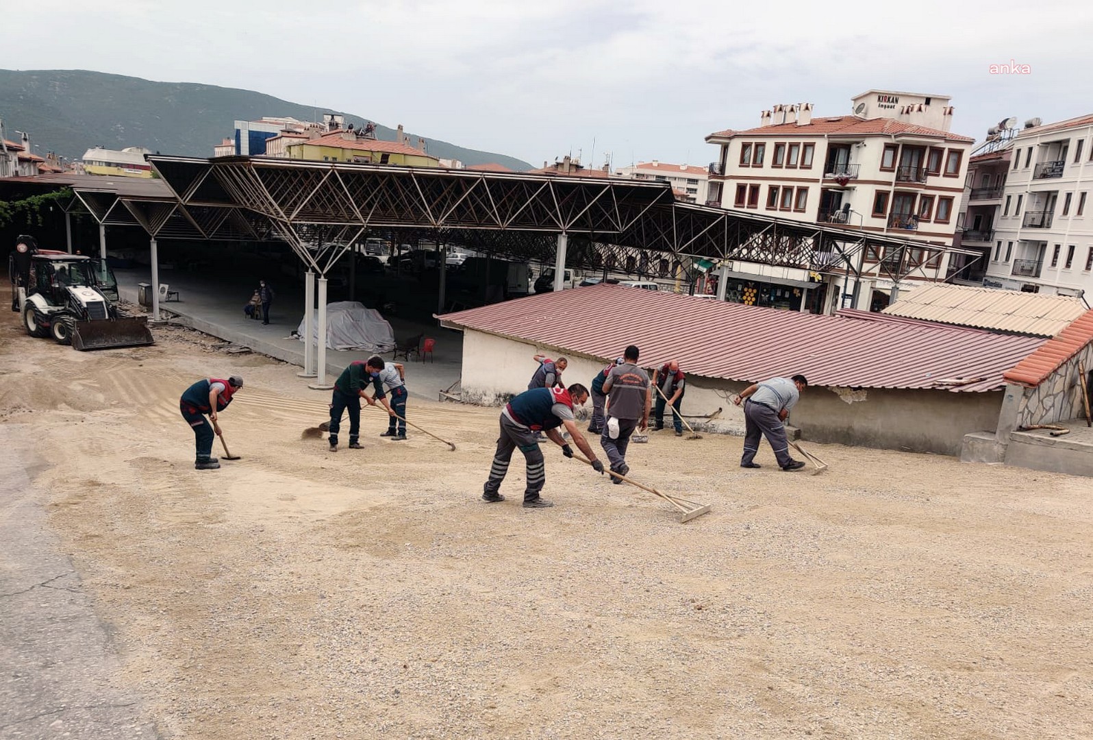 MENTEŞE'DE PAZAR YERİ ZEMİN YENİLEME ÇALIŞMALARI SÜRÜYOR