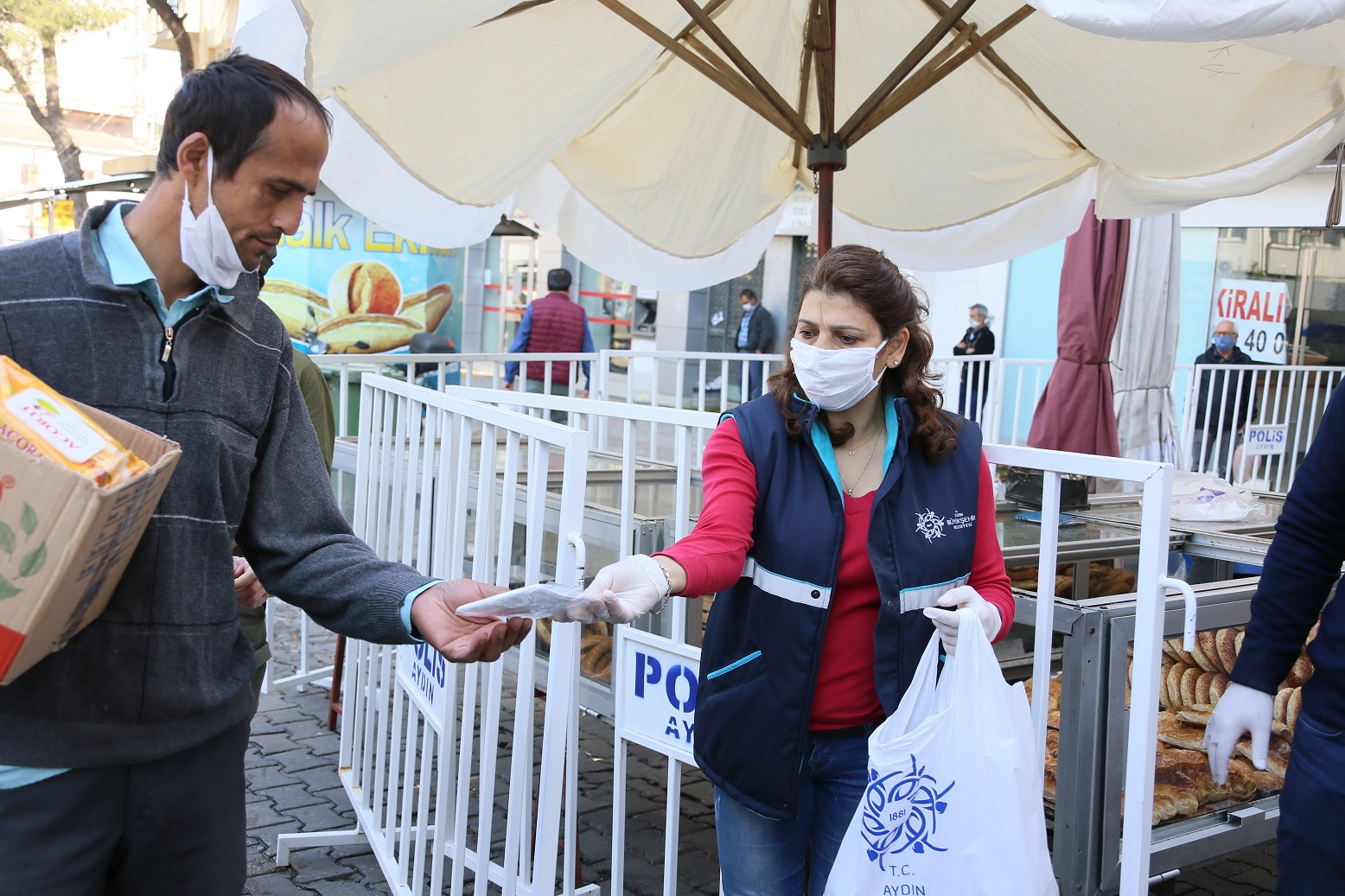 AYDIN BÜYÜKŞEHİR BELEDİYESİ SALI PAZARI’NDA ON BİNLERCE MASKE DAĞITTI