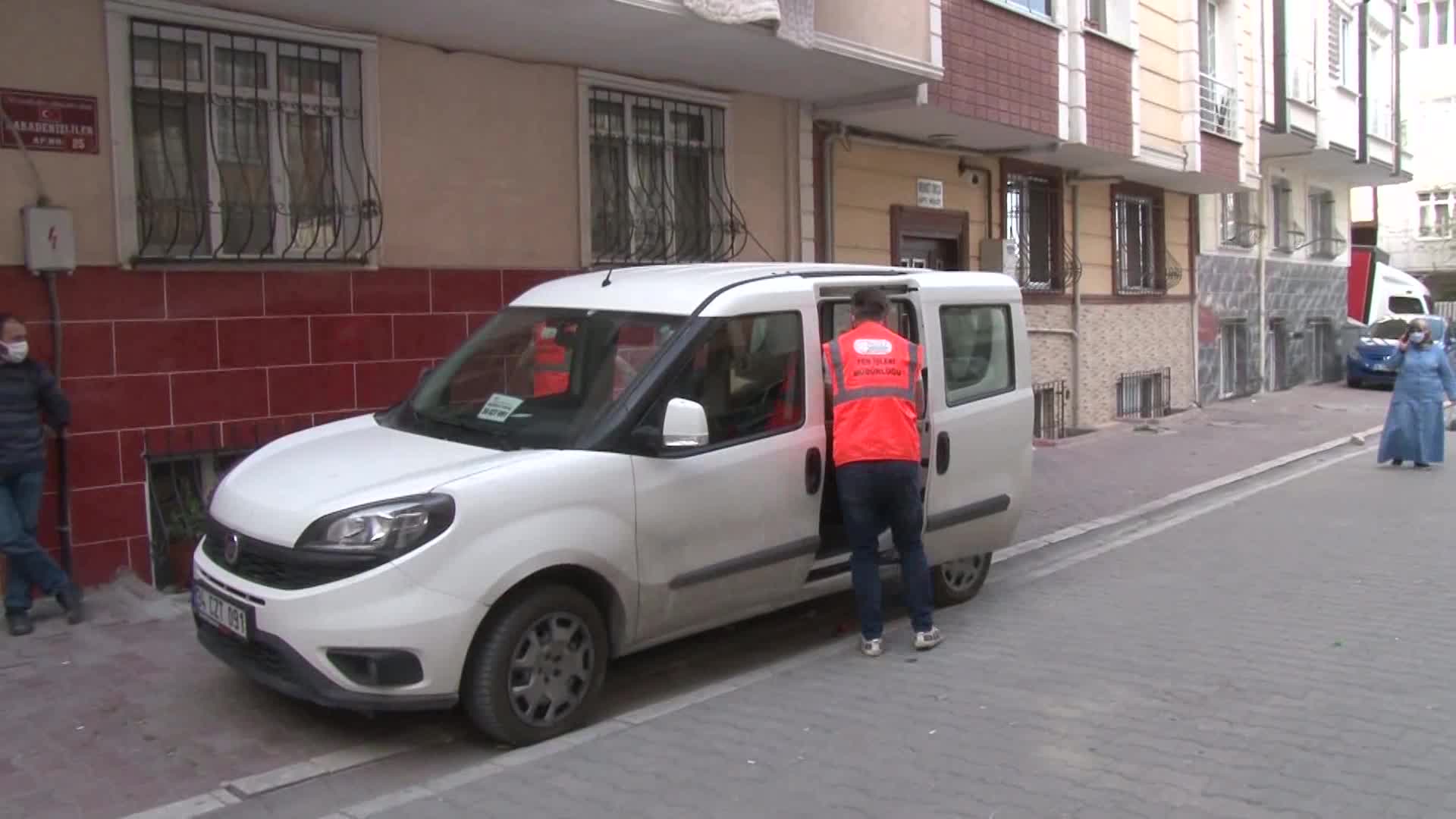 ESENYURT BELEDİYESİ'NİN PANDEMİ DESTEK EKİBİ, ÇOCUKLAR İÇİN ÇATIYA ÇIKTI