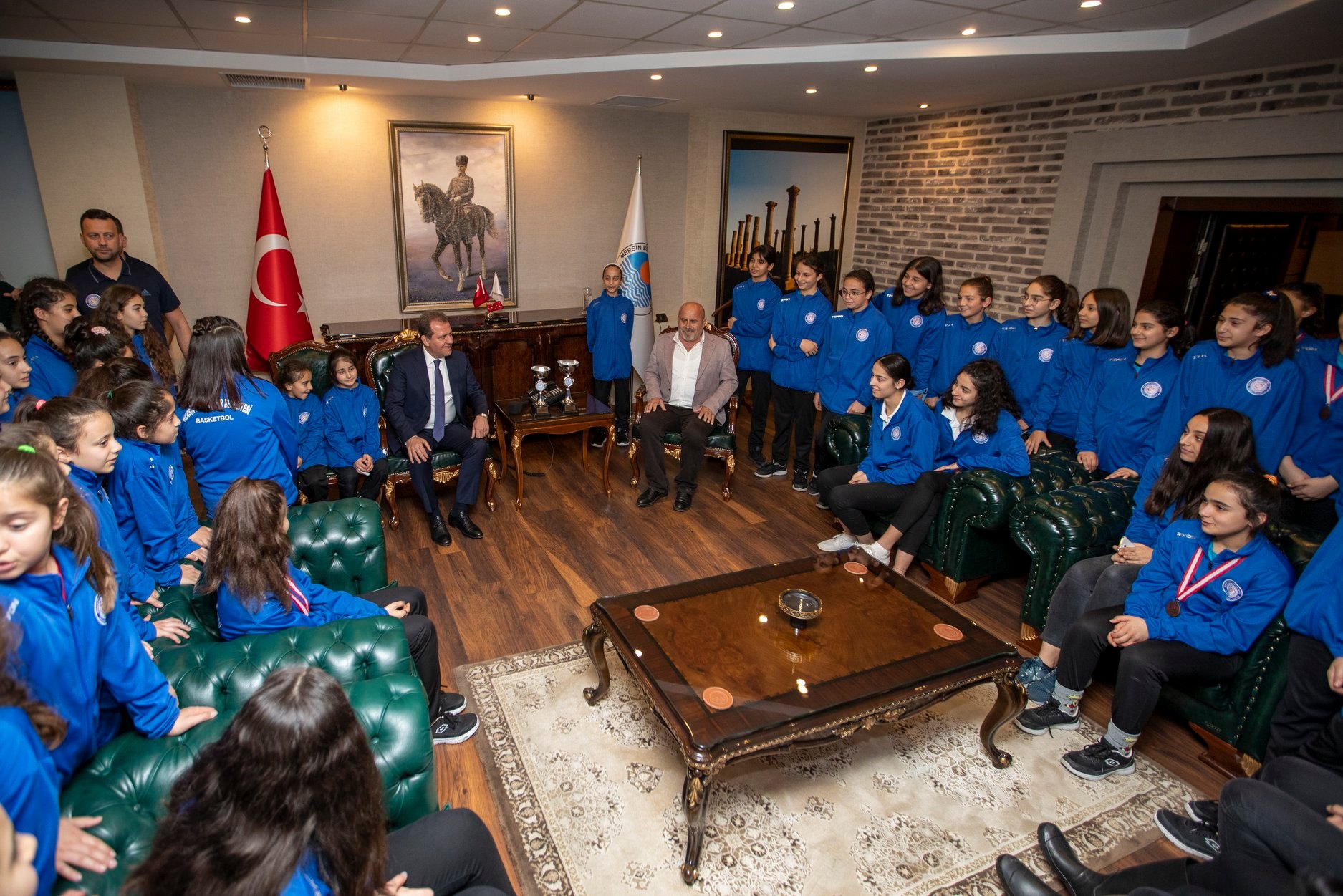 MERSİN BELEDİYE BAŞKANI SEÇER, BASKETBOLCULARI AĞIRLADI