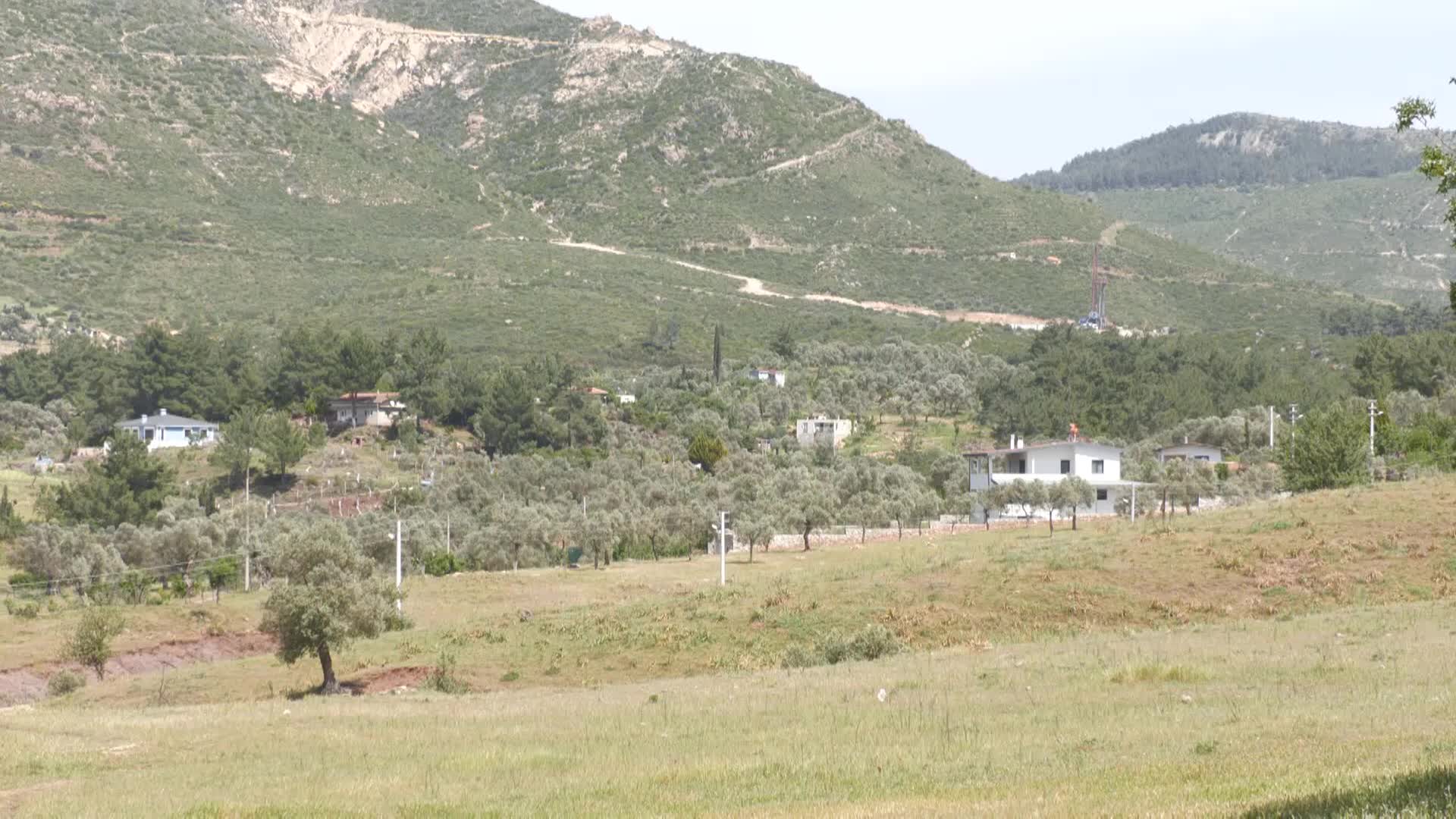 ORHANLI'DAKİ JEOTERMALCİLERİ TAM KAPANMA DA DURDURMADI... KÖYLÜLER ARAZİLERİNDEN GEÇEN YOLU KAPATTI, ONLAR ARKADAN DOLANDI