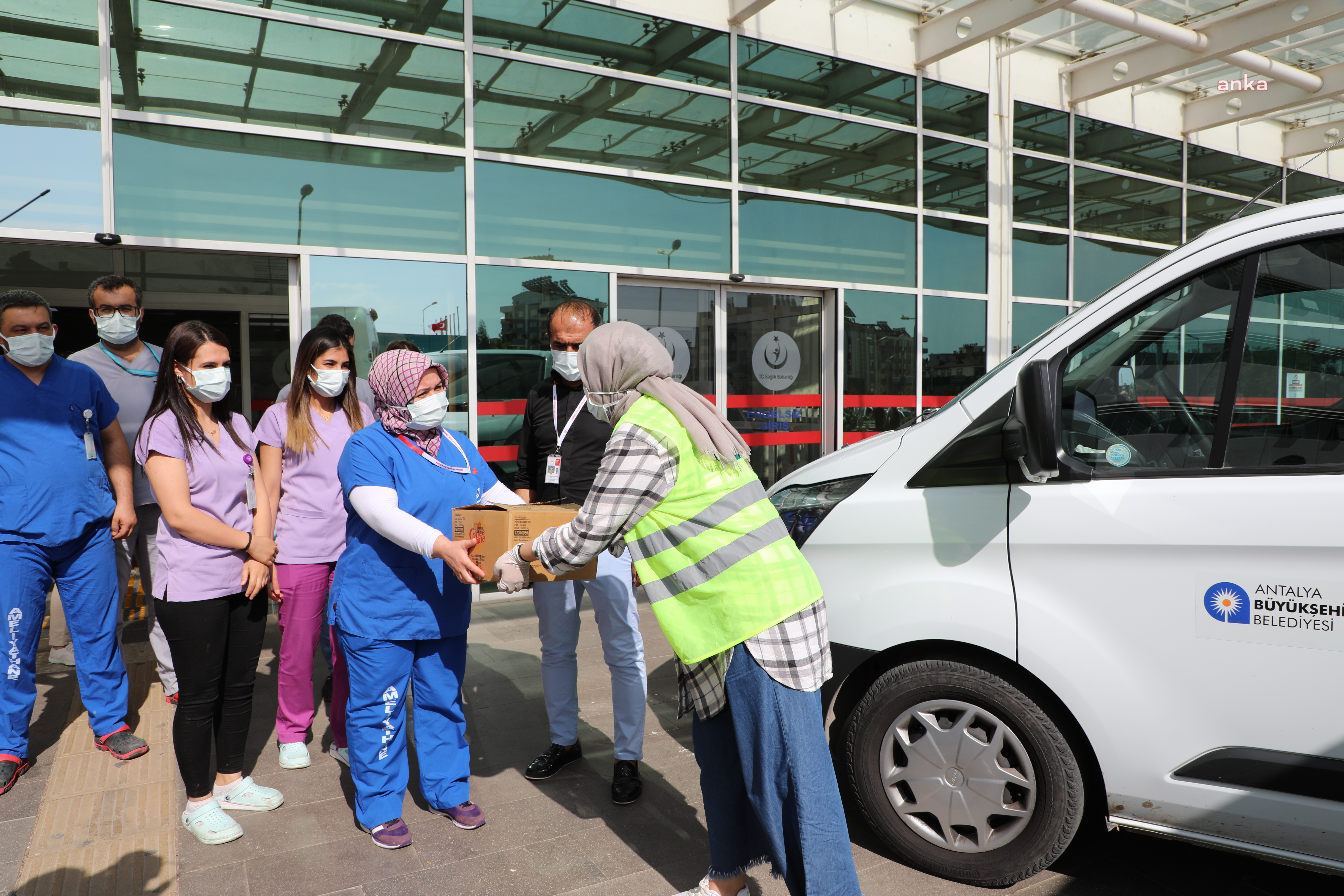 ANTALYA BELEDİYE BAŞKANI BÖCEK'TEN SAĞLIK ÇALIŞANLARINA YORGUNLUK KAHVESİ