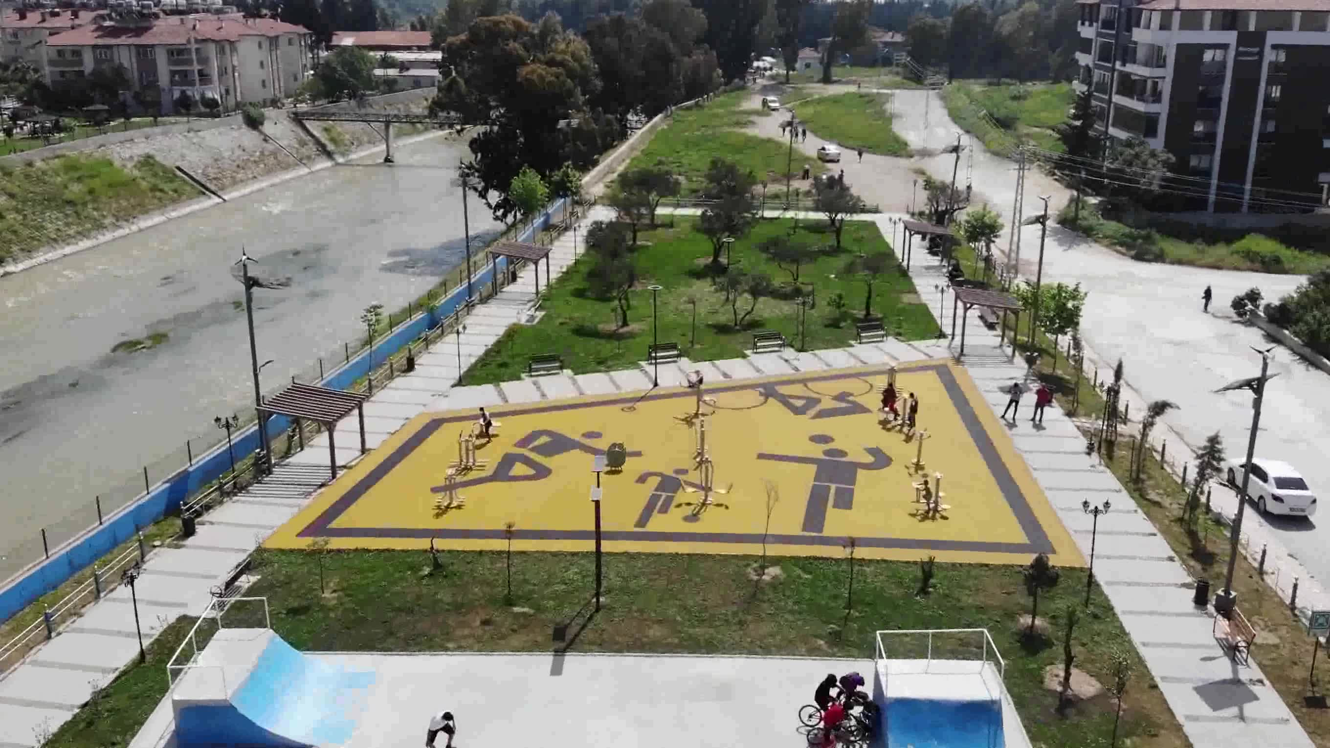 HATAY BÜYÜKŞEHİR BELEDİYESİ, SPOR VE ÇOCUK OYUN ALANLARININ ZEMİNİ YENİLİYOR