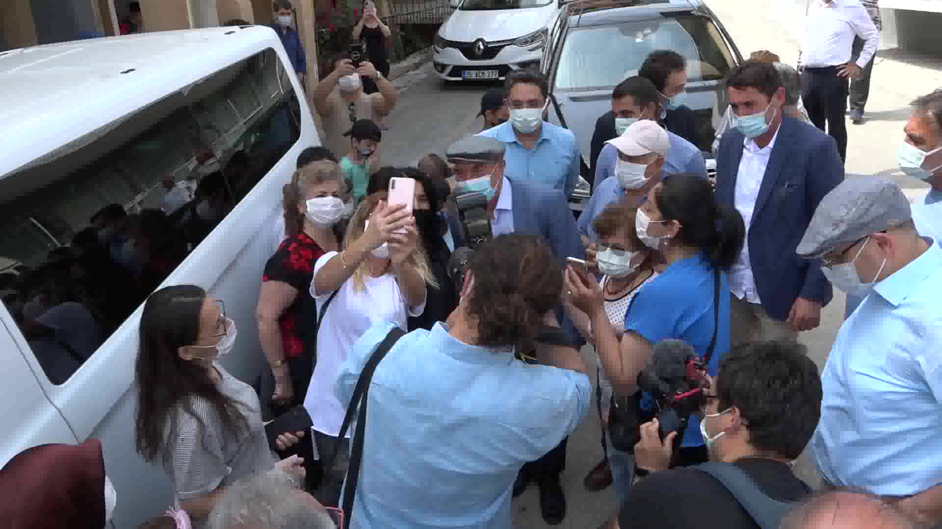 İZMİR BÜYÜKŞEHİR BELEDİYESİ'NDEN KAPANMA GÜNLERİNDE ASFALT ATAĞI