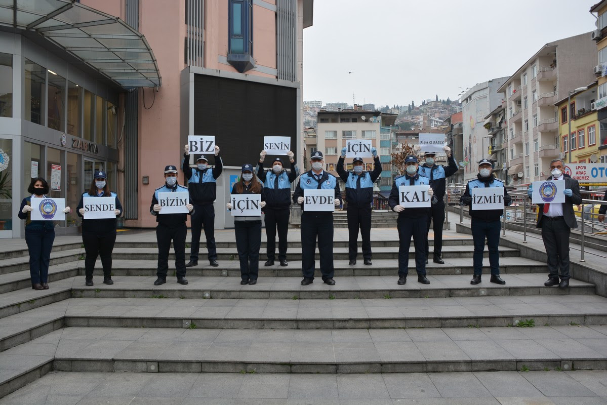 İZMİT ZABITASI, MARKETLERDE SOSYAL MESAFE DENETİMİ YAPIYOR