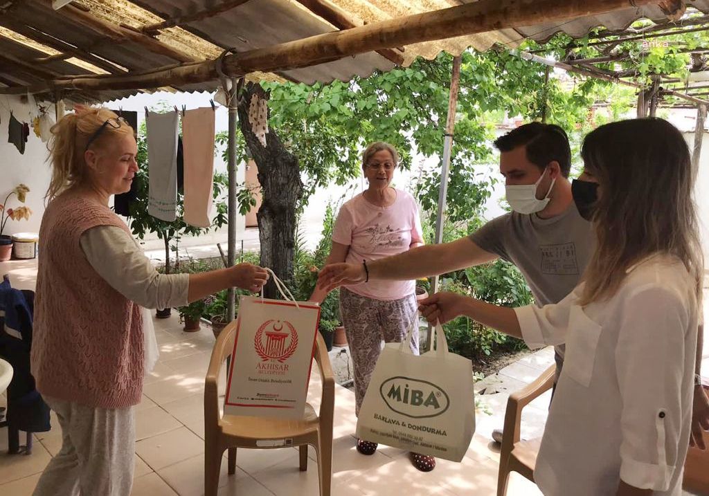 AKHİSAR BELEDİYESİ, KADİR GECESİNDE ŞEHİT AİLELERİNİ UNUTMADI