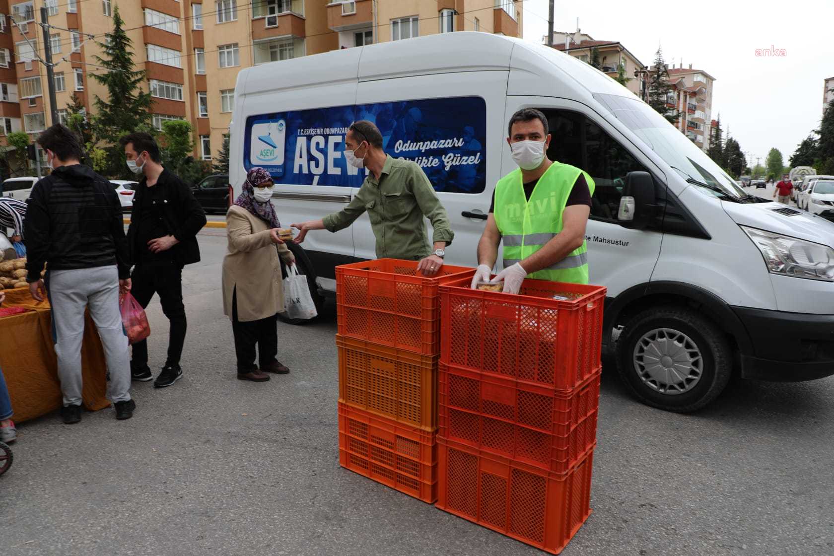 ODUNPAZARI BELEDİYESİ KADİR GECESİ İÇİN HELVA DAĞITTI