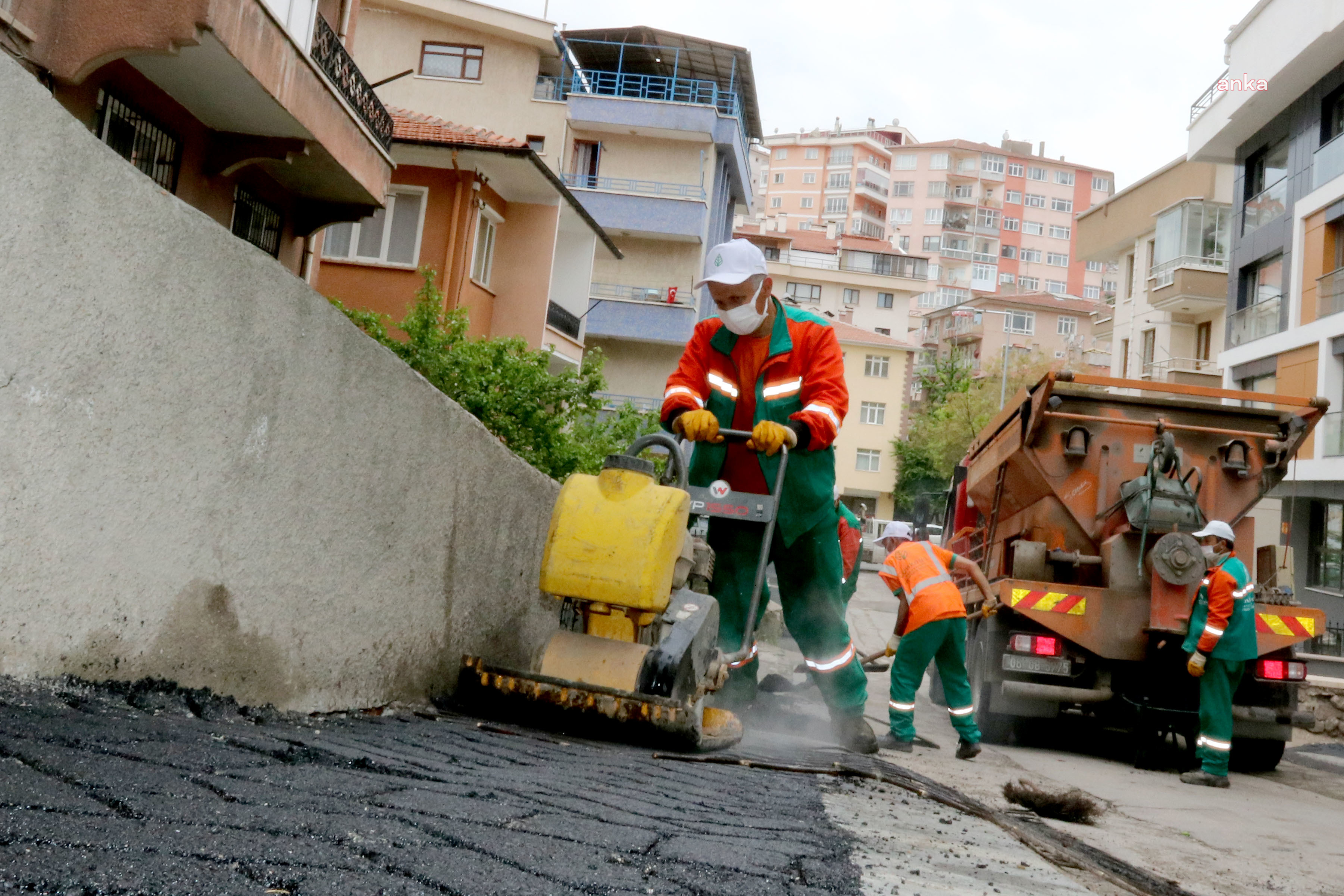 TAM KAPANMADA RENKLİ KALDIRIM MESAİSİ