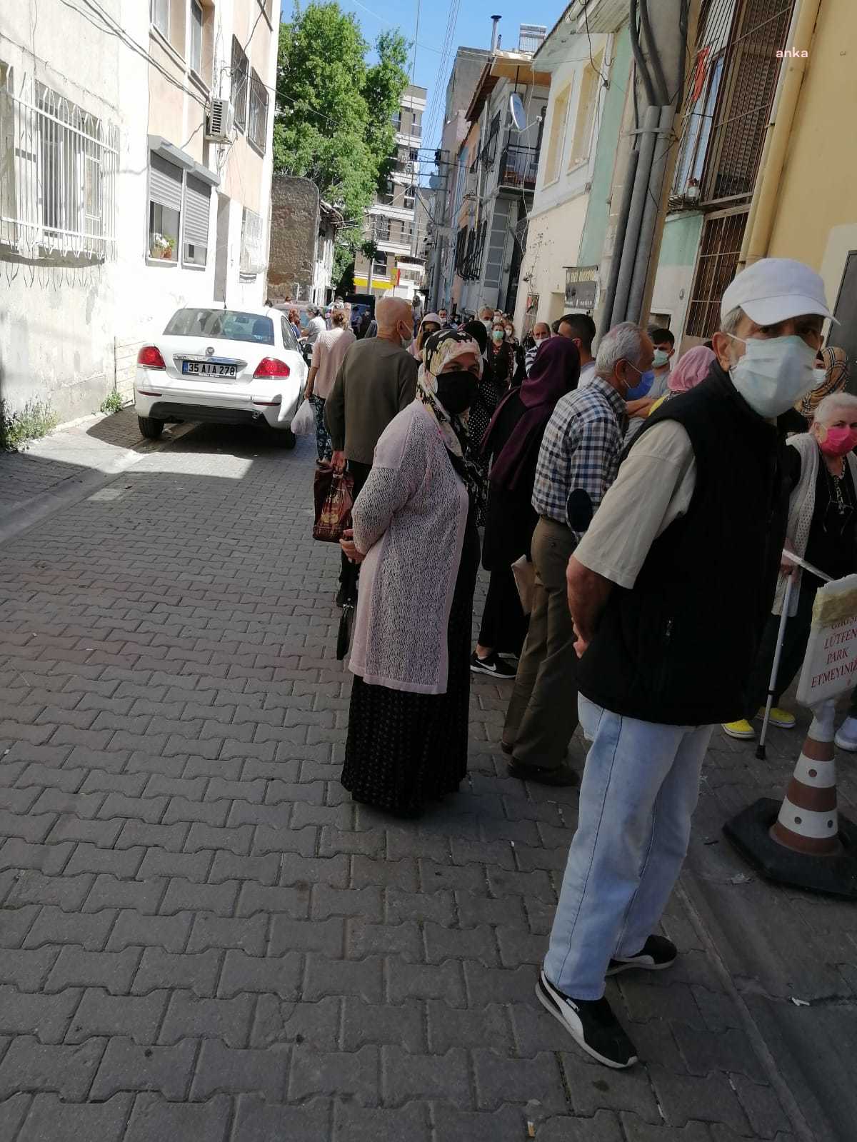 İZMİR'DE PTT ÖNÜNDE UZUN KUYRUK OLUŞTU