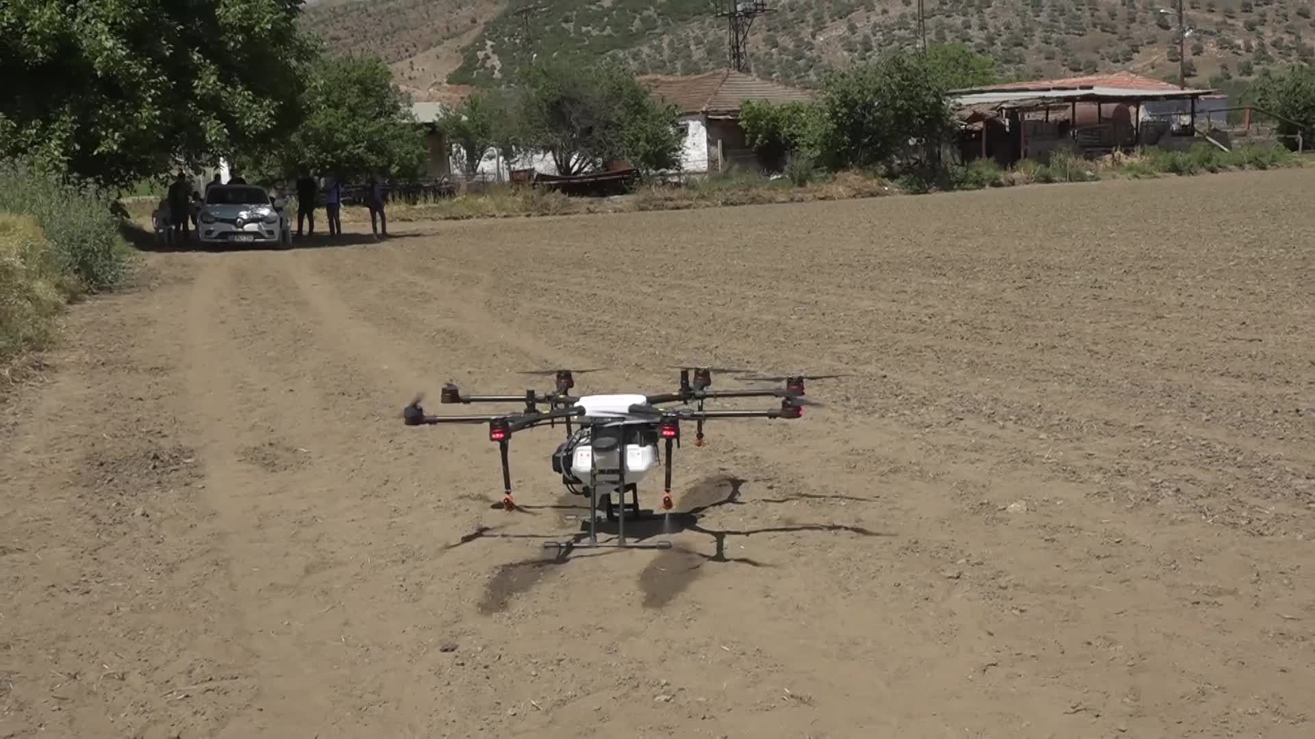 İZMİR'DE DRONE İLE TARIMSAL İLAÇLAMA DÖNEMİ