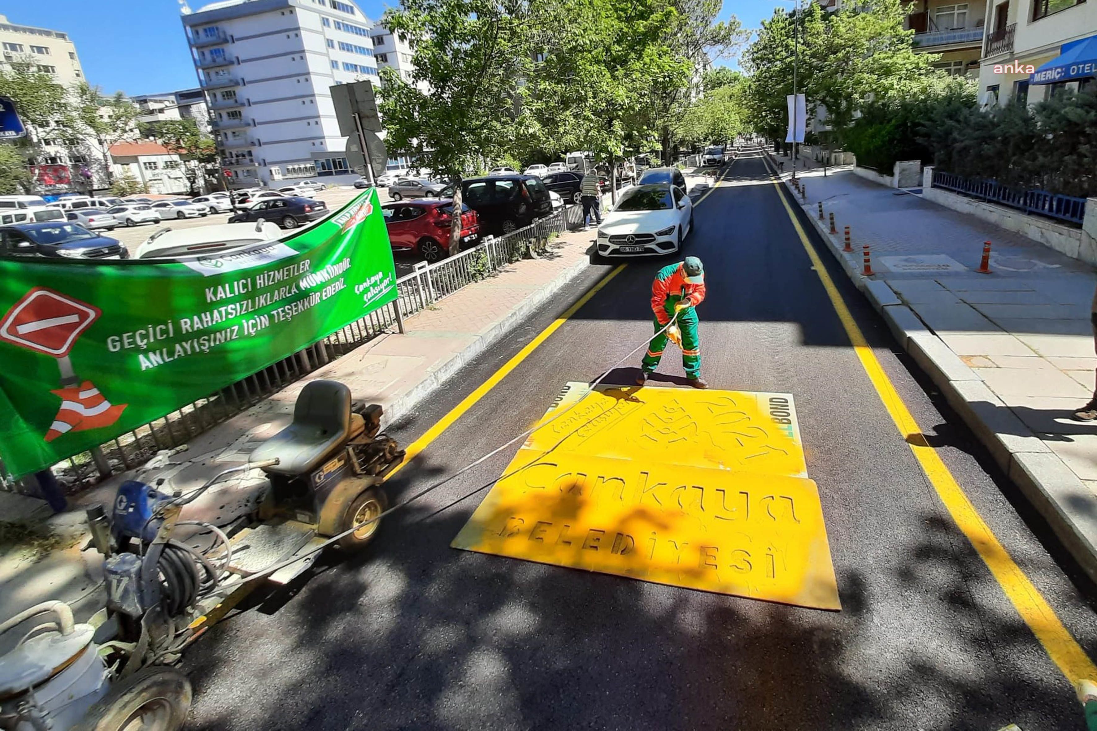 ÇANKAYA'DA TAM KAPANMADA TRAFİĞİN AZALDIĞI NOKTALARDA ASLAFTLAMA YAPILDI