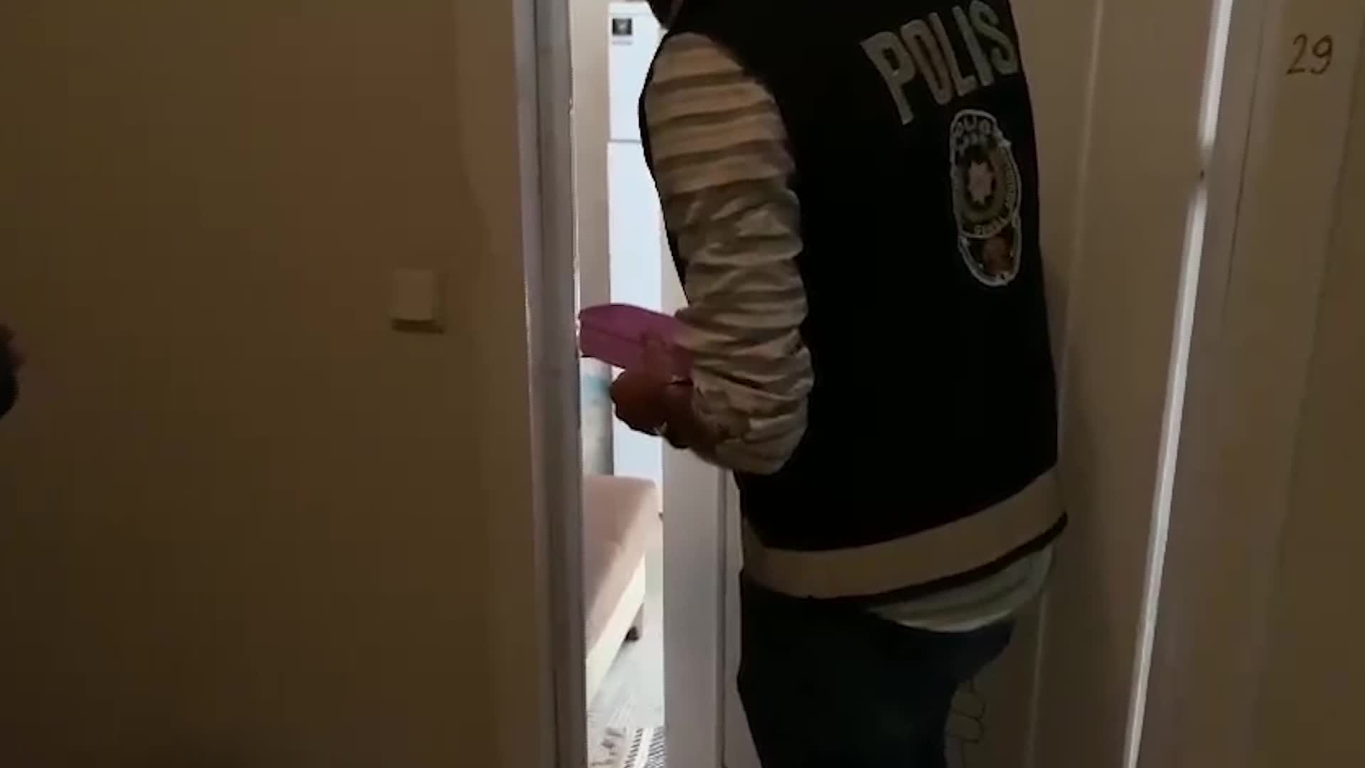 POLİS EKİPLERİNDEN, KEDİ KURTARMA OPERASYONU