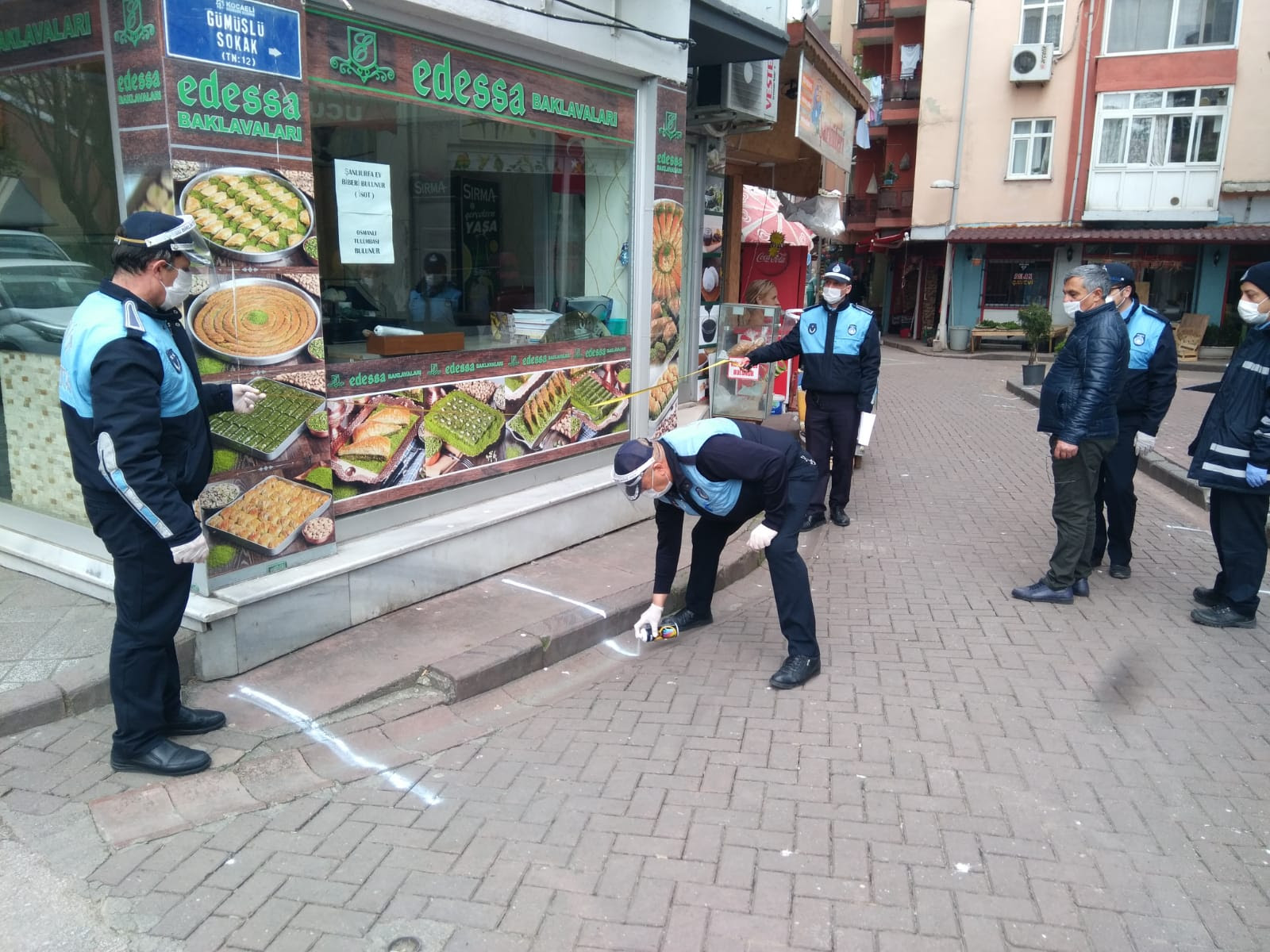 İZMİT'TE KÖYLÜ PAZARINA SOSYAL MESAFE DÜZENLEMESİ