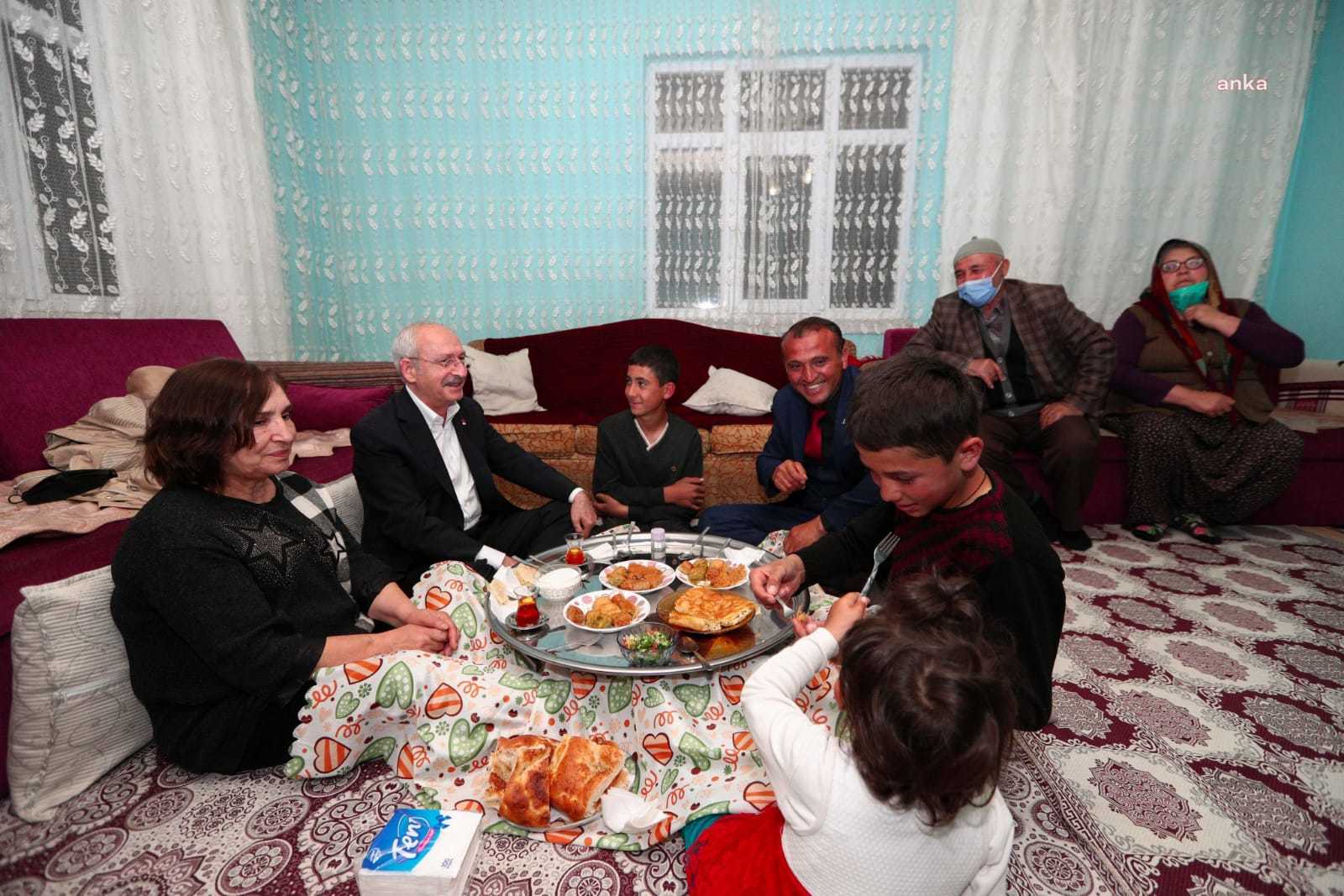 KILIÇDAROĞLU ÇUBUK'TAKİ LİNÇ GİRİŞİMİNDE MİSAFİR OLDUĞU AİLE İLE İFTAR YAPTI