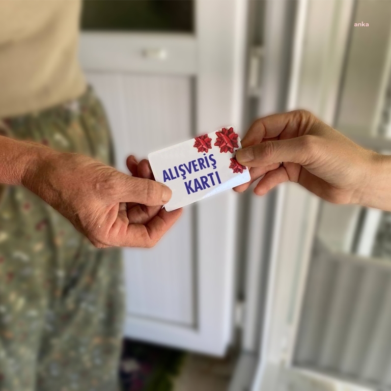 DİKİLİ'DE İHTİYAÇ SAHİPLERİNE ALIŞVERİŞ KARTI