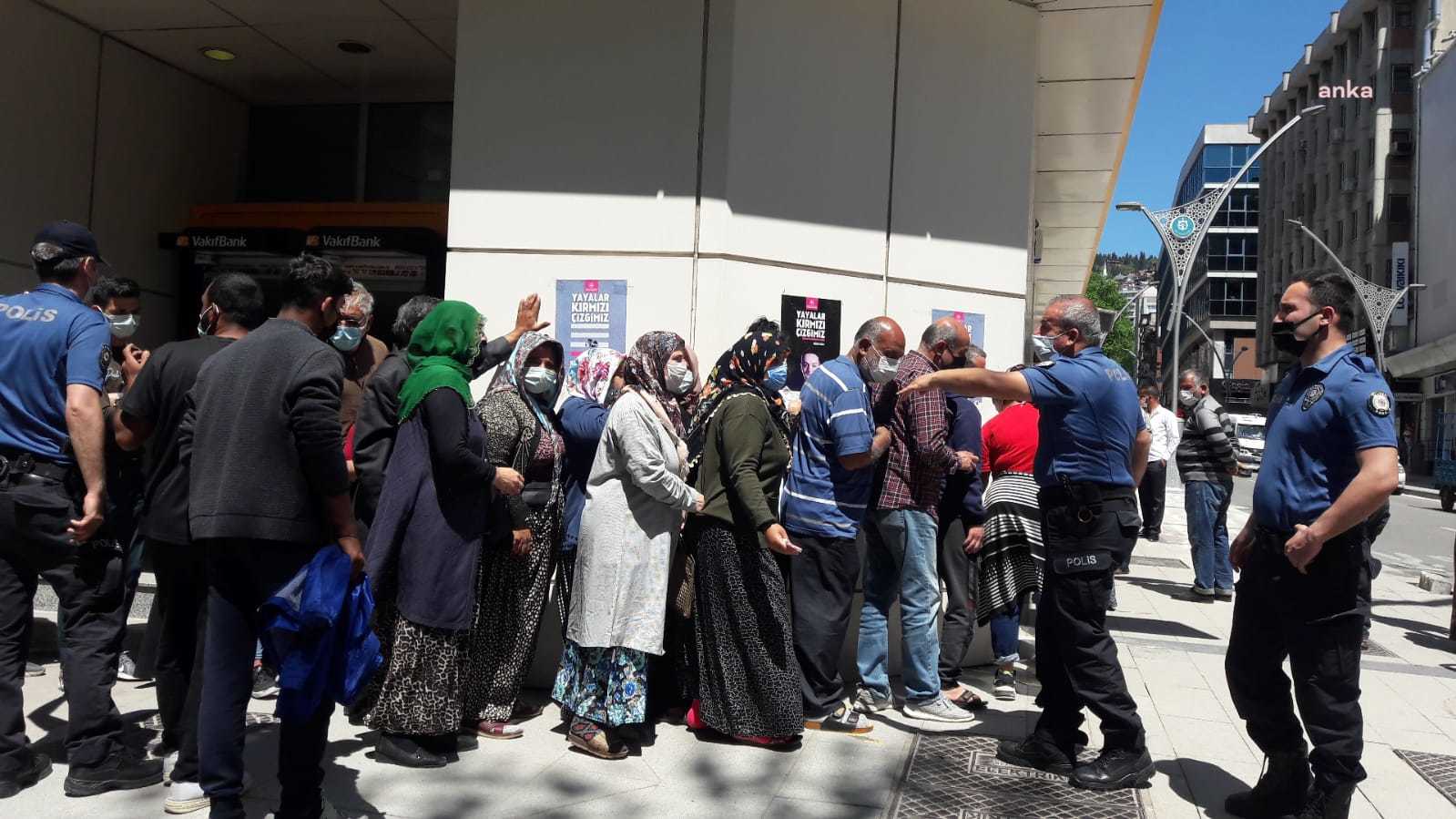 SOSYAL YARDIM KUYRUĞUNDA, SOSYAL MESAFE UNUTULDU