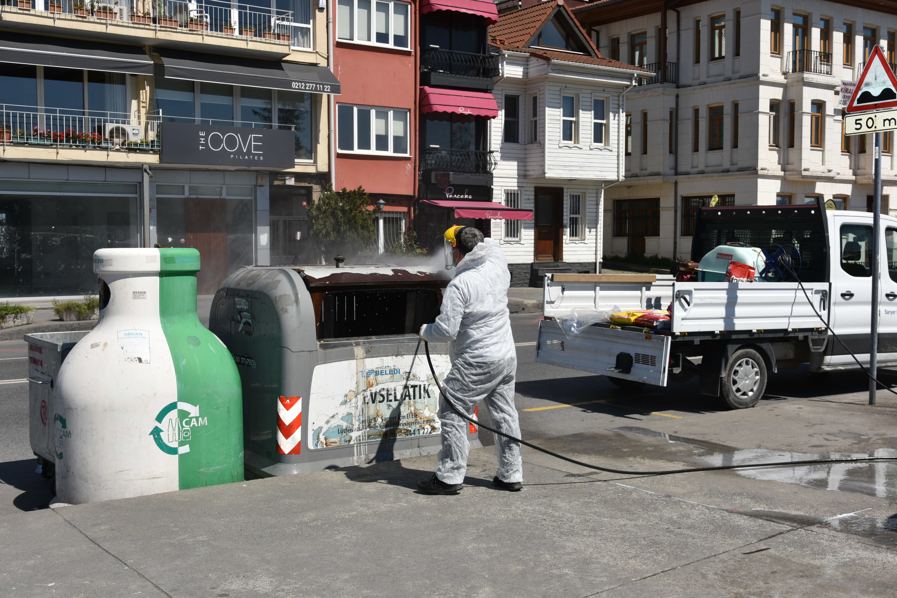 SARIYER'DE  KONTEYNERLER DEZENFEKTE EDİLİYOR
