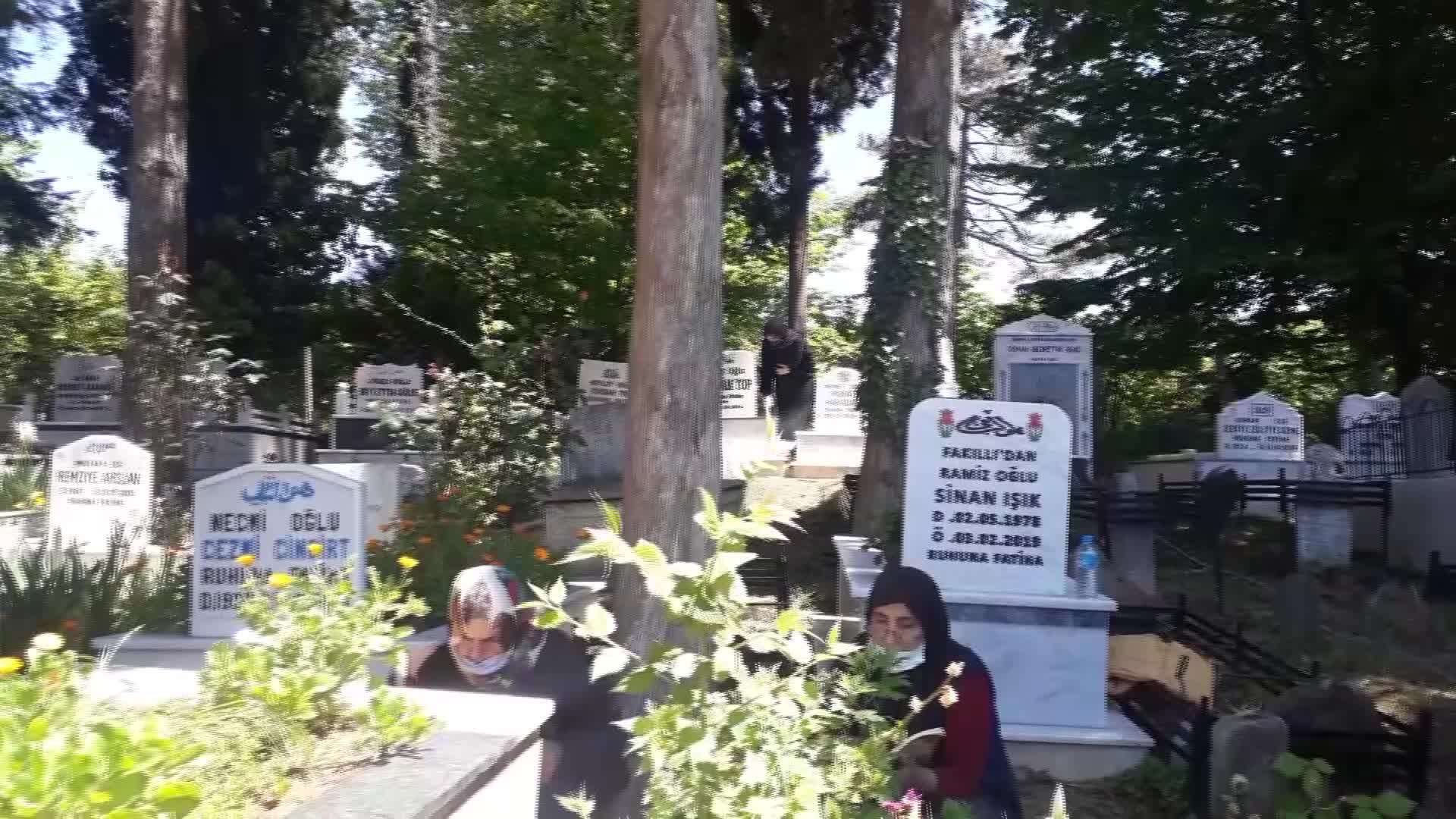 KUŞADASI’NDA ŞEHİT AİLELERİ MEZARLIKLARI ZİYARET ETTİ