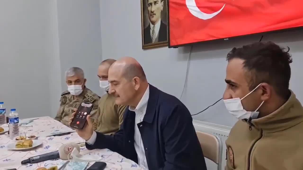 BAKAN SOYLU, HAKKARİ'DE ASKERLERLE BAYRAMLAŞTI