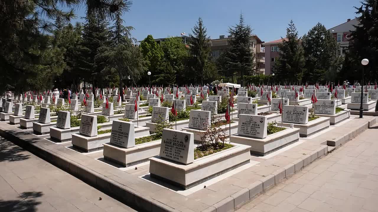 ŞEHİT AİLELERİ ÇOCUKLARININ MEZARI BAŞINDAYDI: "BAYRAMLARI BİZ UNUTTUK ARTIK"