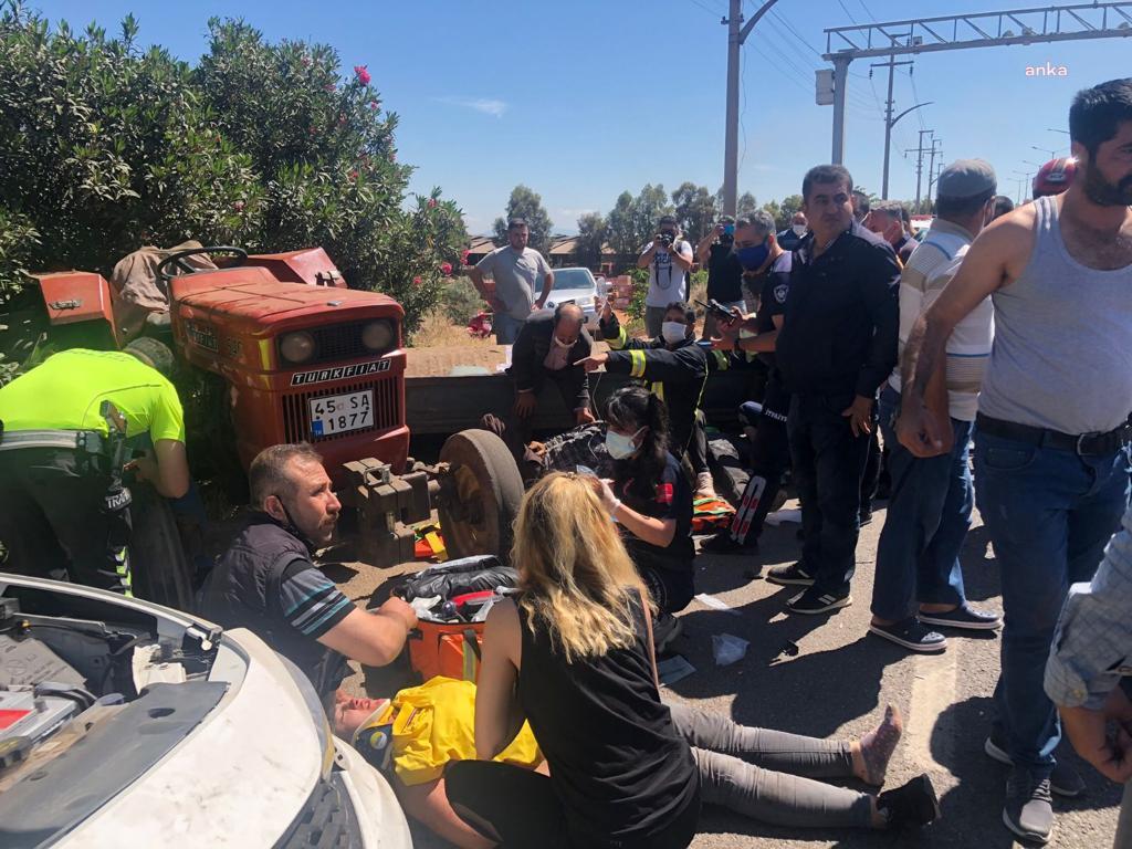 TURGUTLU'DA TRAKTÖRLE OTOMOBİL ÇARPIŞTI: 1'İ AĞIR, 4 YARALI